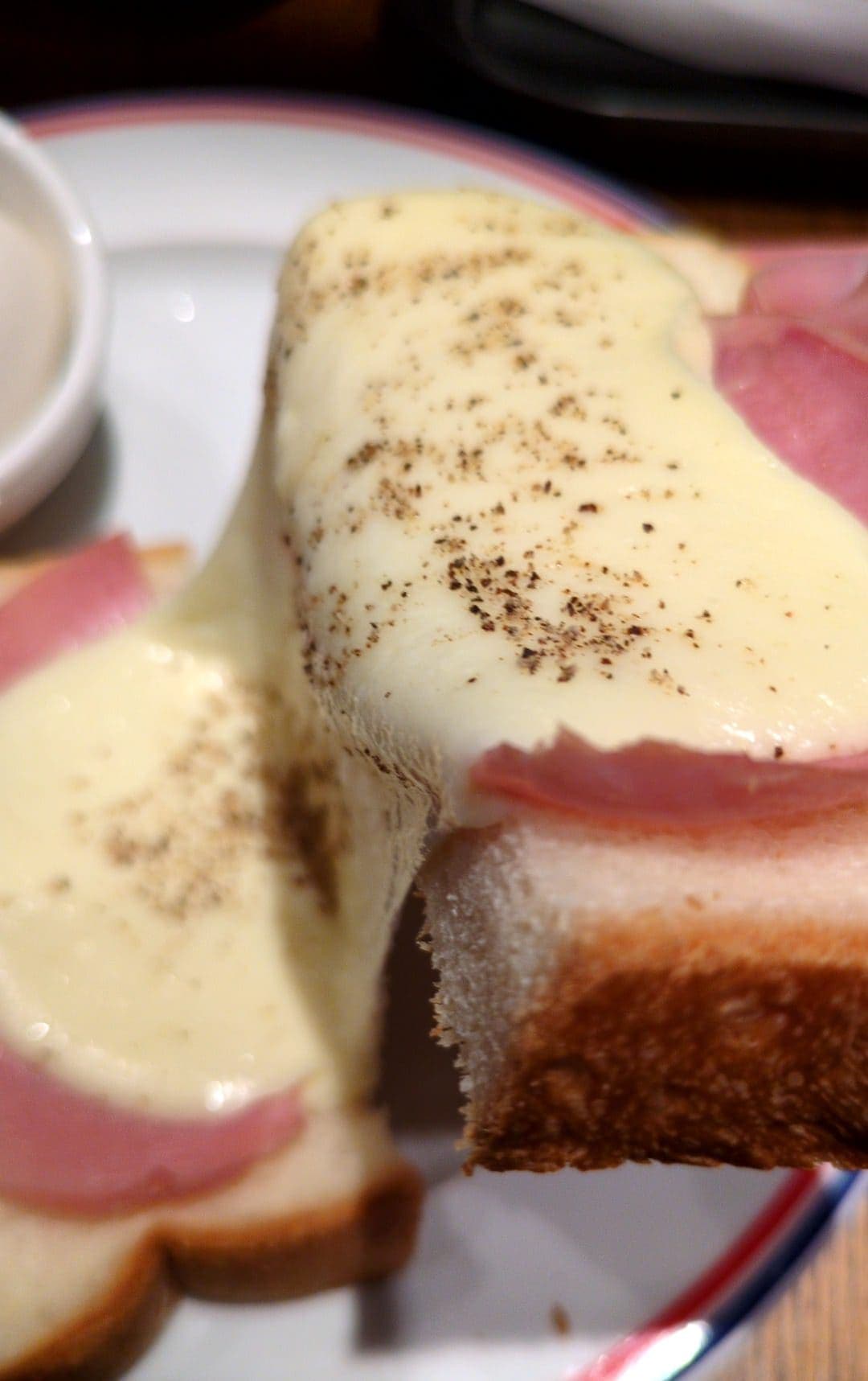 PRONTO（プロント）　モーニング　ハムチーズトーストセット トースト食べる