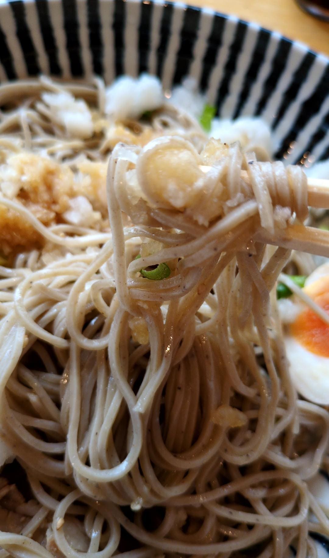 瀬谷そば　大根肉そば　食べる１