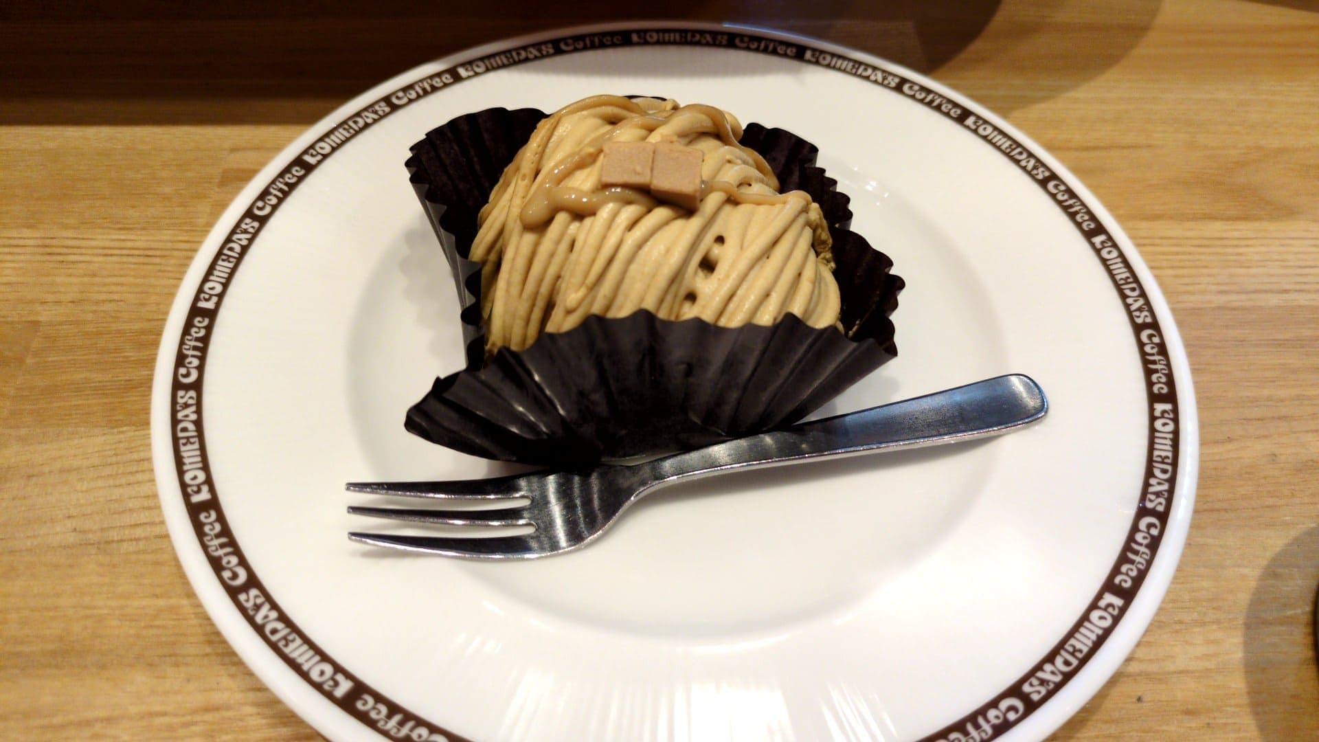 コメダ珈琲　塩キャラメルモンブラン　ケーキセット　食べる１