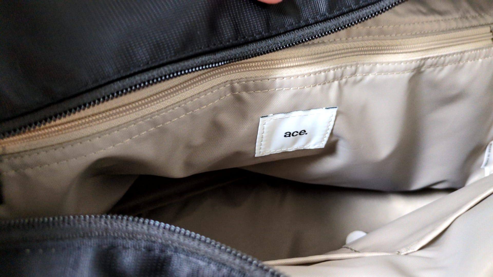 ace.TOKYOのボストンバッグ　内装デザイン
