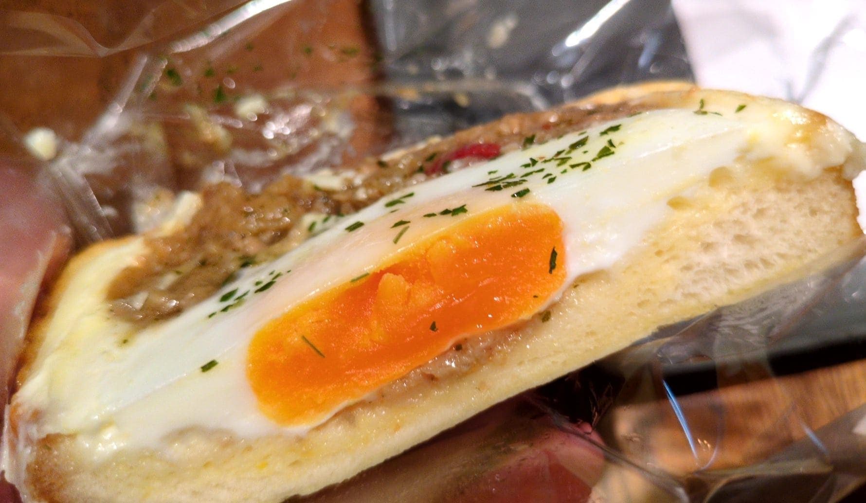 プロント　モーニング選べるあさごぱんセット　ガパオ食べる