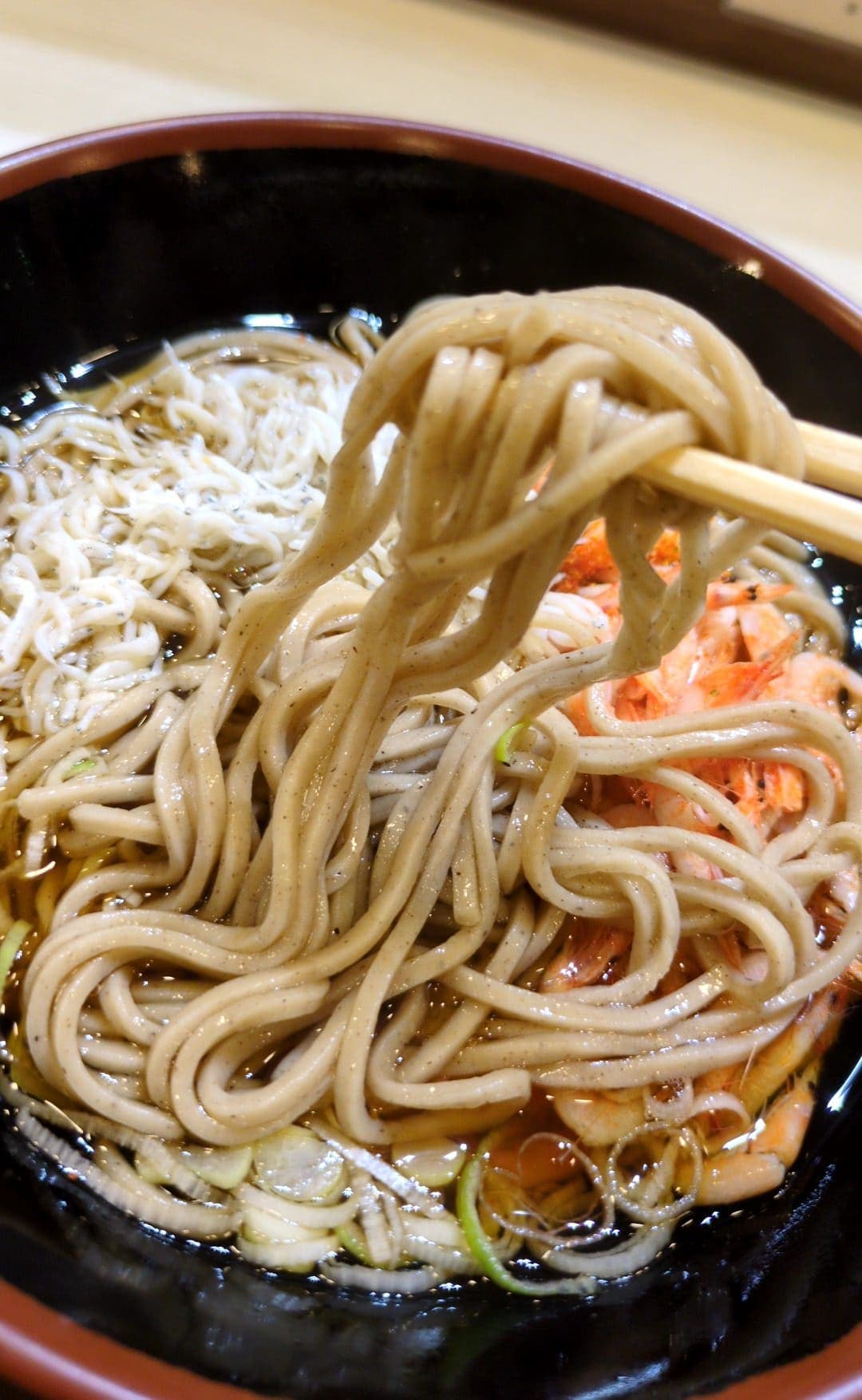足柄サービスエリア下り足柄麺処　しらすと桜エビのそば　食べる