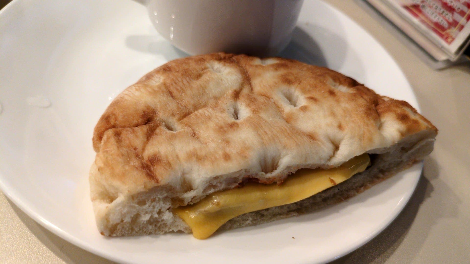 銀座ルノアール　チーズハンバーグフォカッチャ　食べる１