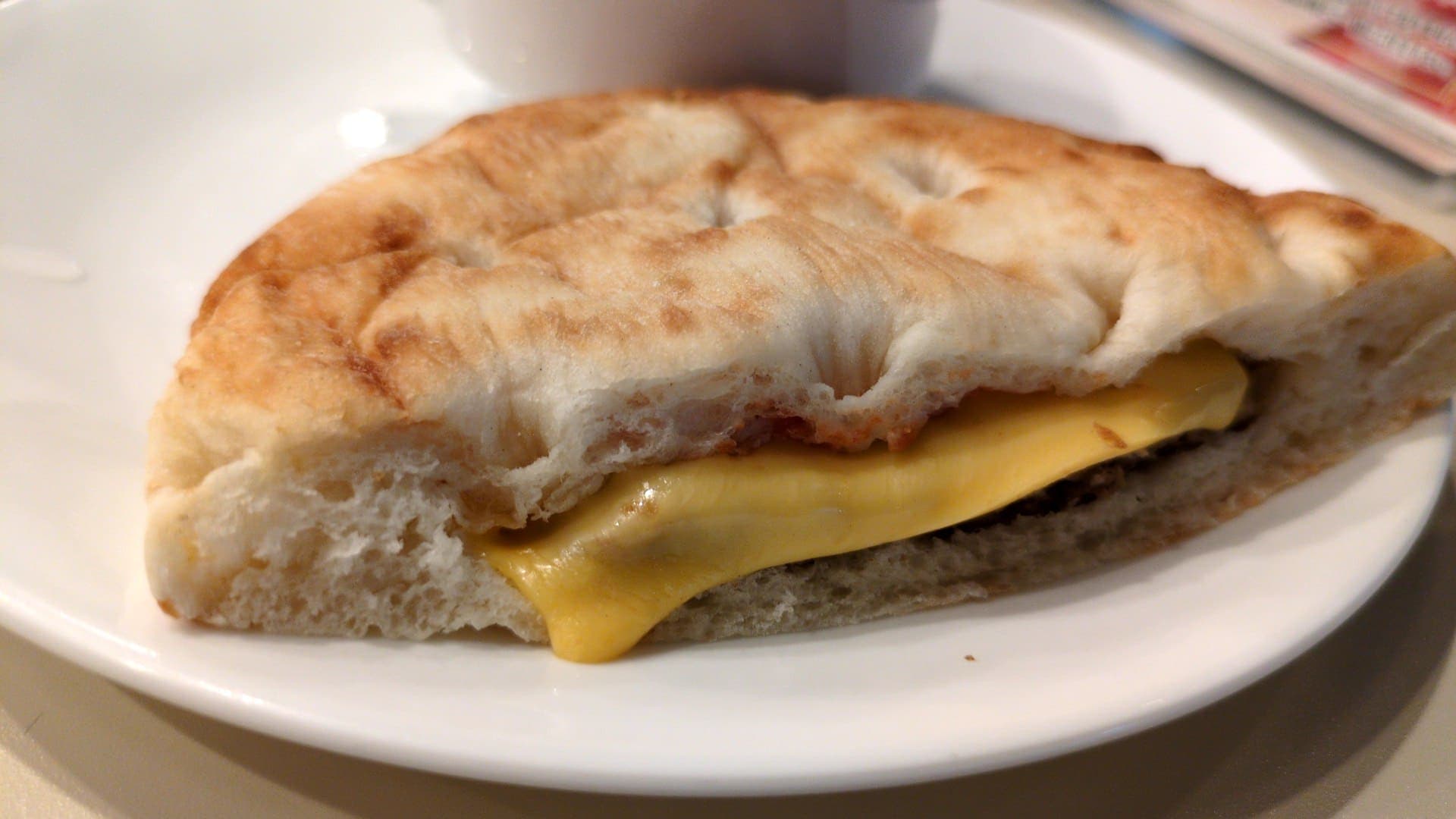 銀座ルノアール　チーズハンバーグフォカッチャ　食べる２