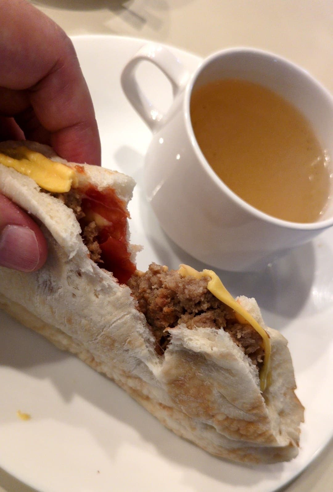 銀座ルノアール　チーズハンバーグフォカッチャ　食べる３