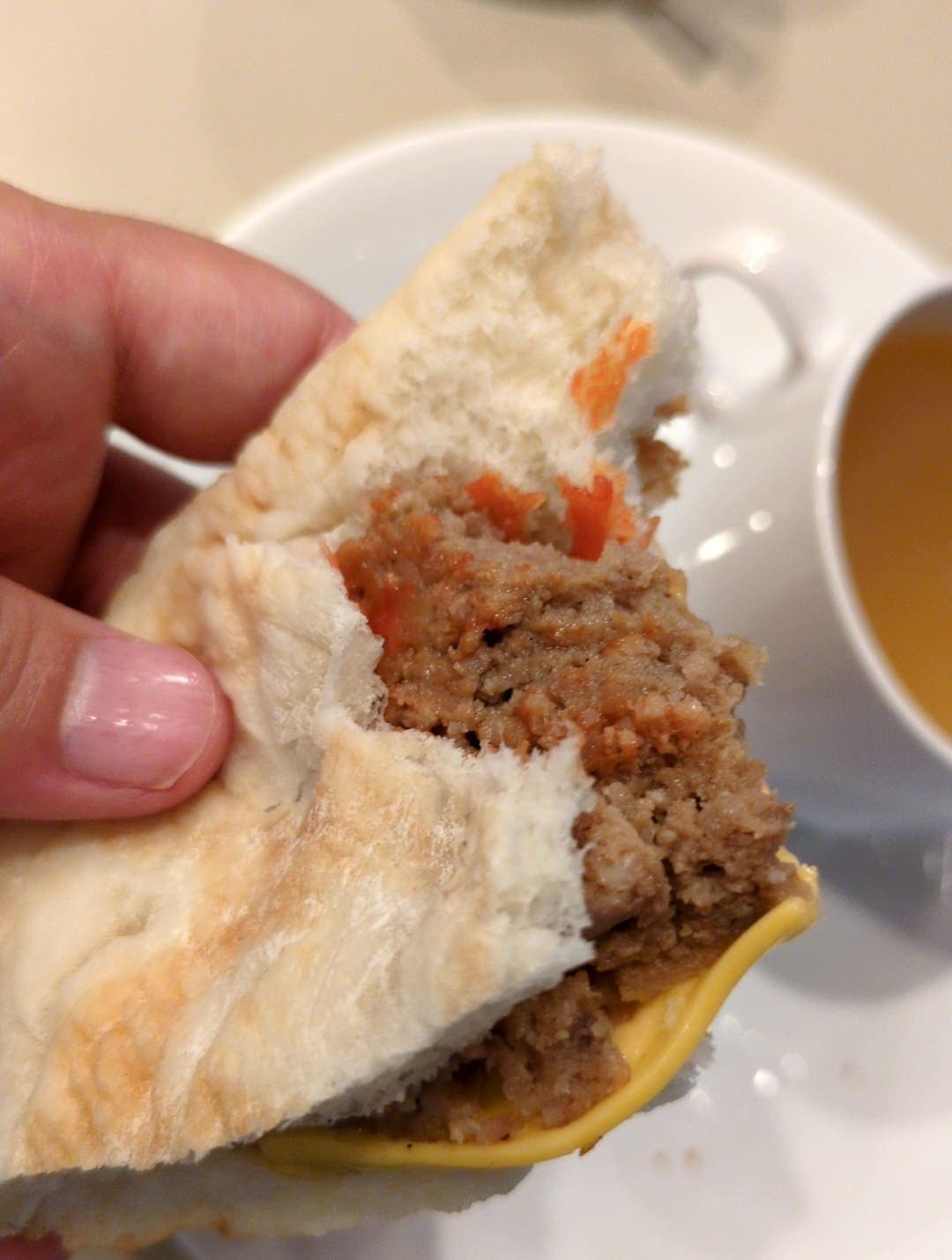 銀座ルノアール　チーズハンバーグフォカッチャ　食べる５