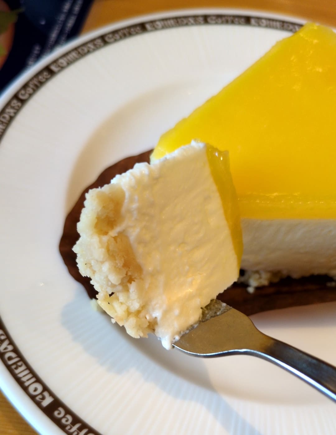 コメダ珈琲店　瀬戸内レモンチーズケーキセット　食べる１
