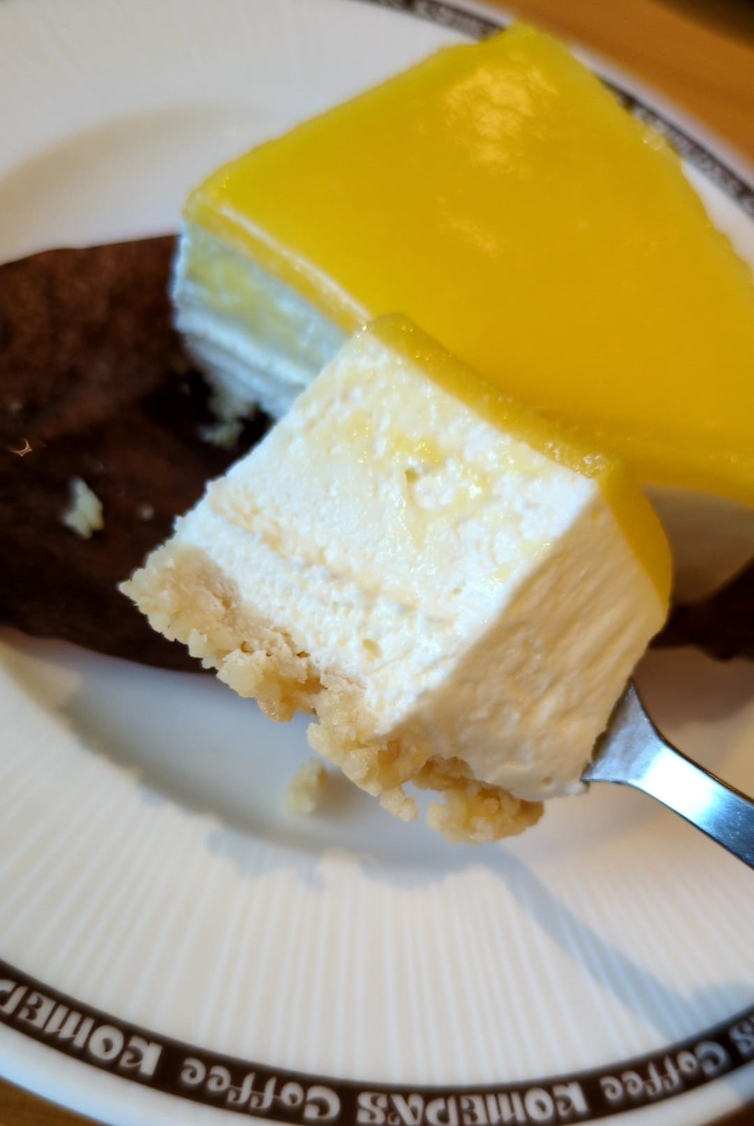 コメダ珈琲店　瀬戸内レモンチーズケーキセット　食べる２