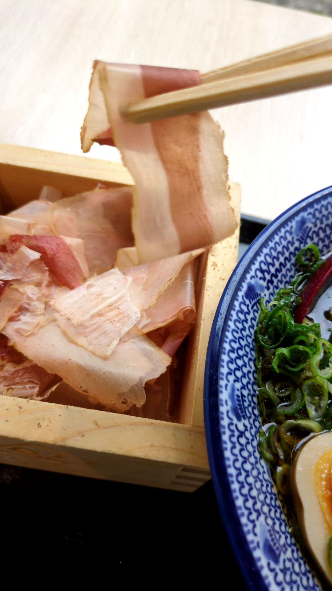 牧之原サービスエリア下り 焼津かつおラーメン　かつお節食べる