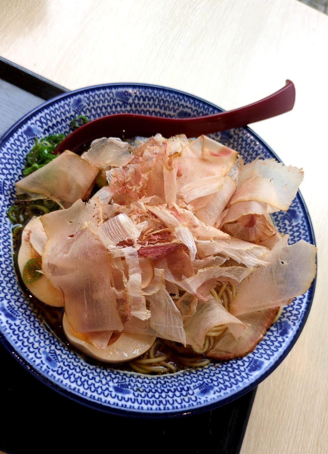 牧之原サービスエリア下り 焼津かつおラーメン　鰹節入れる