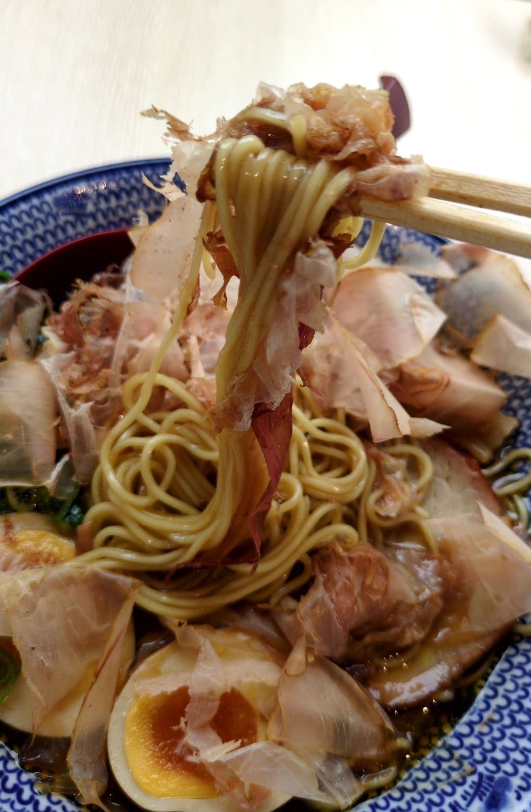 牧之原サービスエリア下り 焼津かつおラーメン　食べる３
