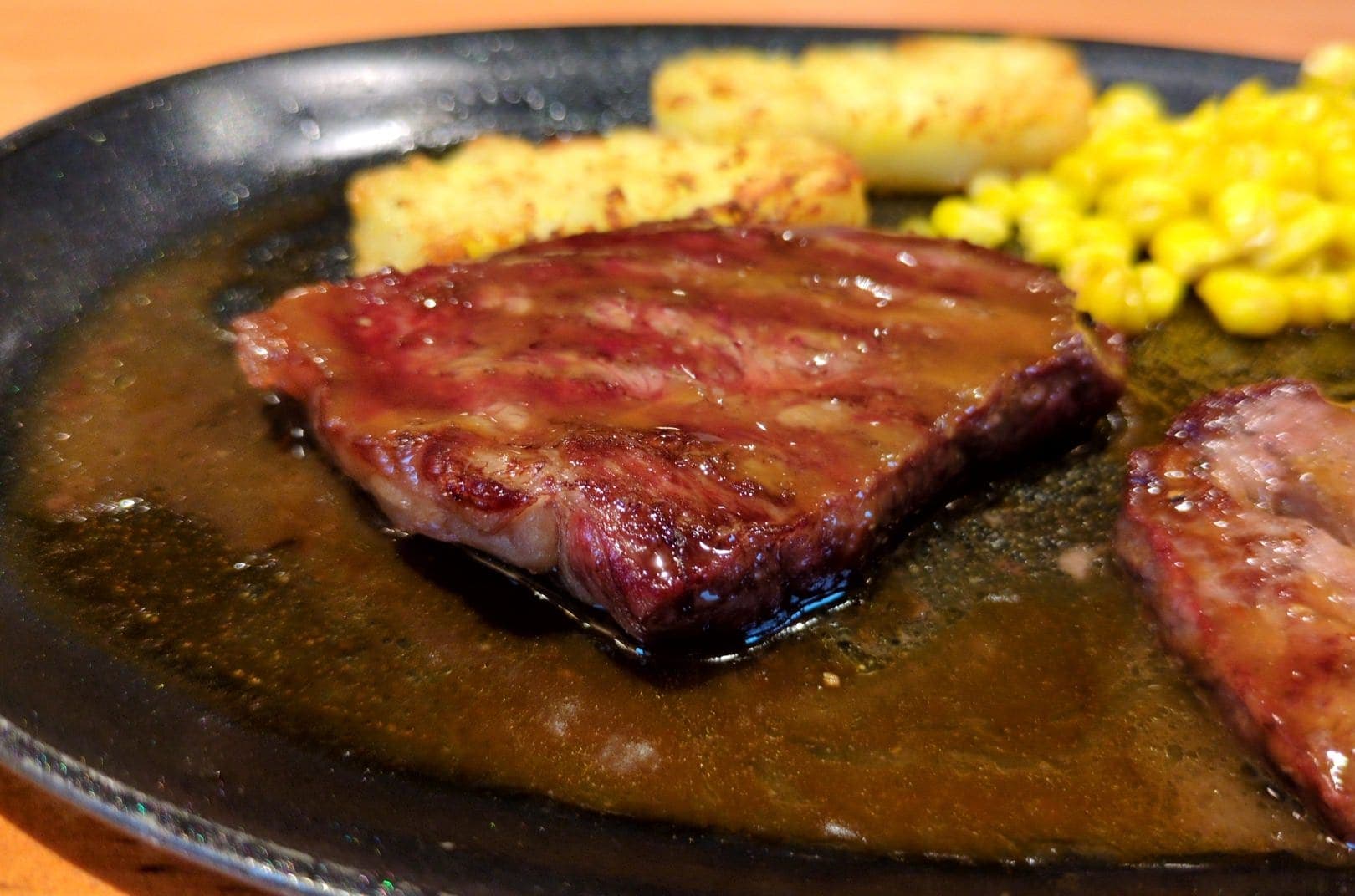 サイゼリヤ ビーフステーキ 食べる1