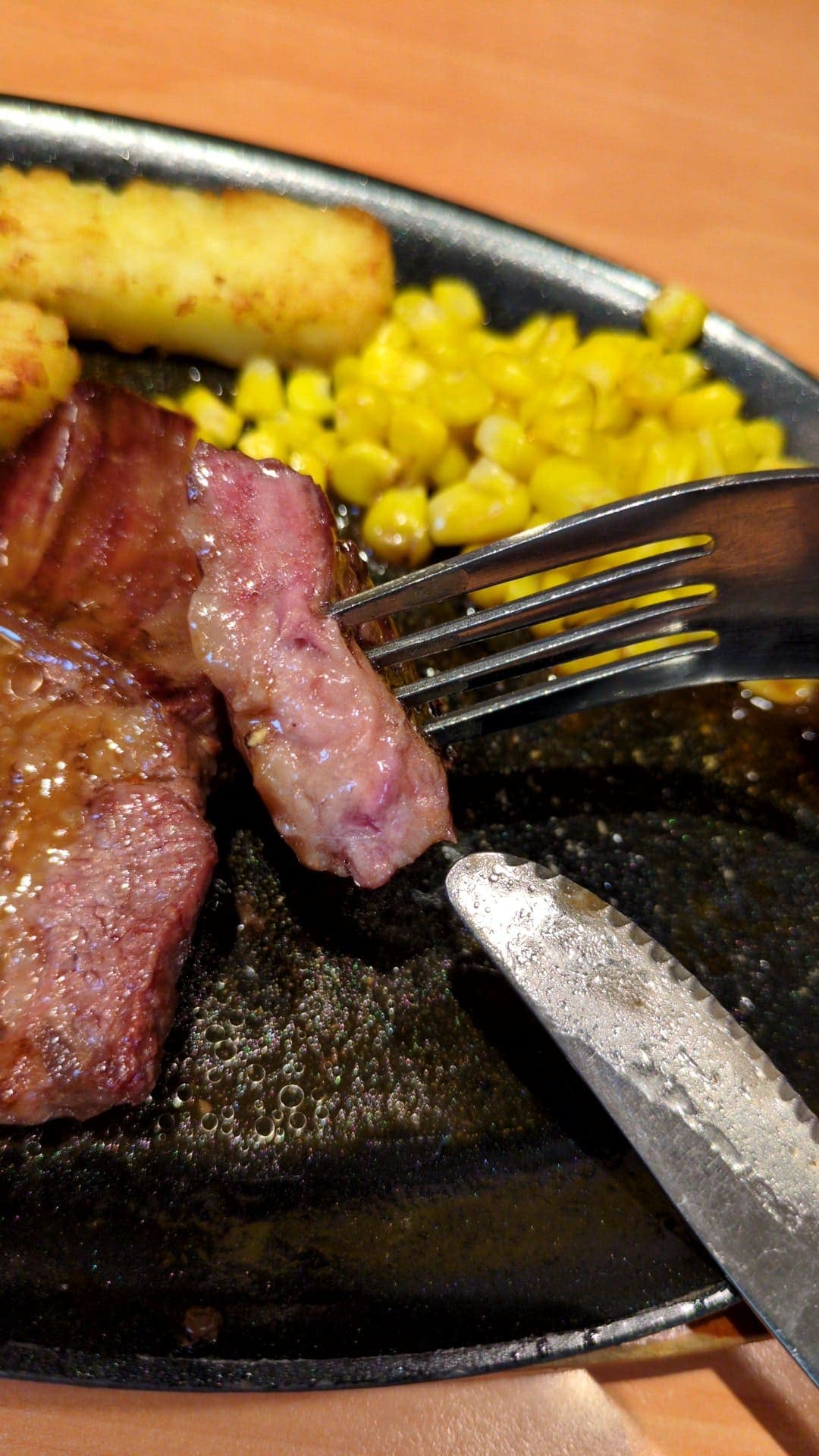 サイゼリヤ ビーフステーキ 食べる2