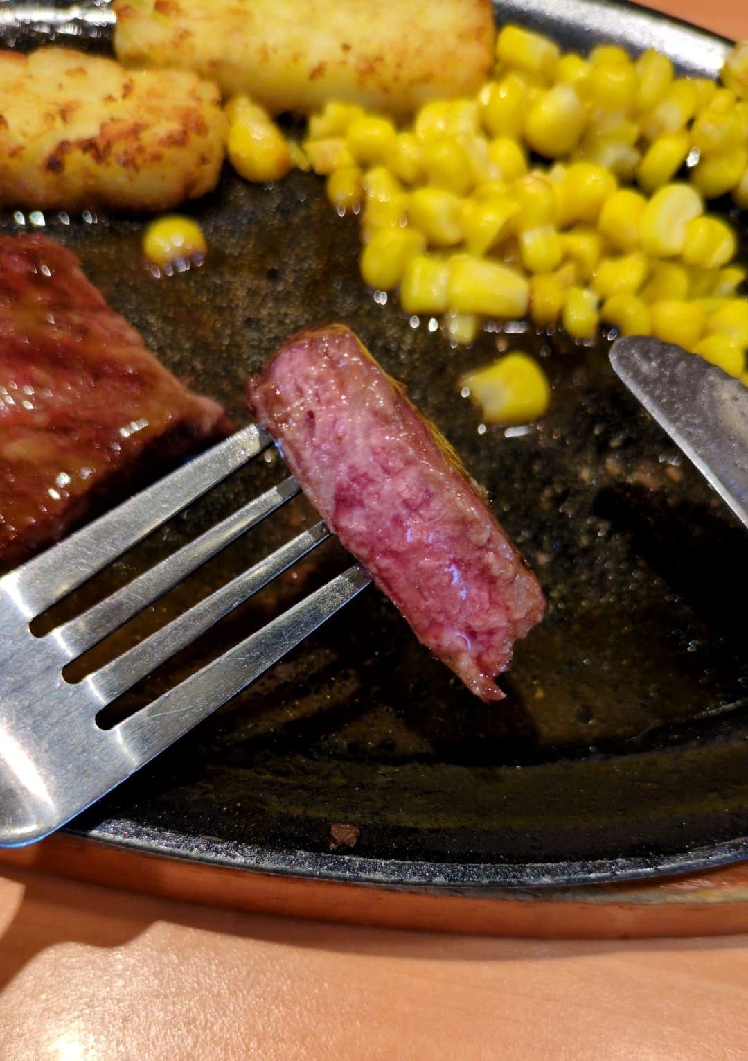 サイゼリヤ ビーフステーキ 食べる4