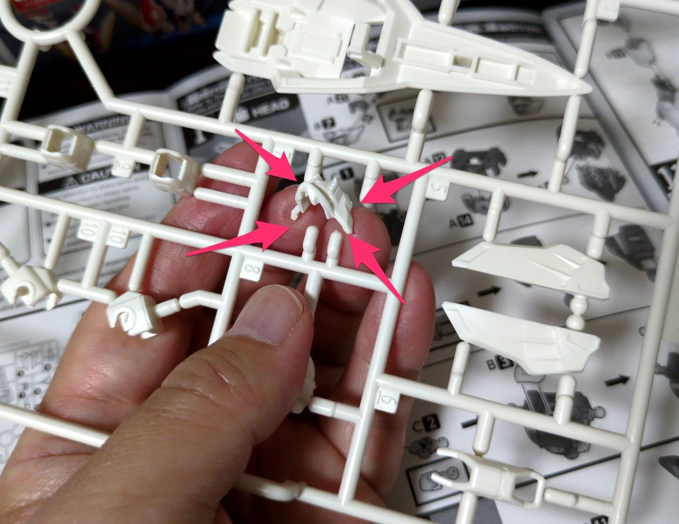 EG「1/144 ウイングガンダム」組み立てる　パーツ外す