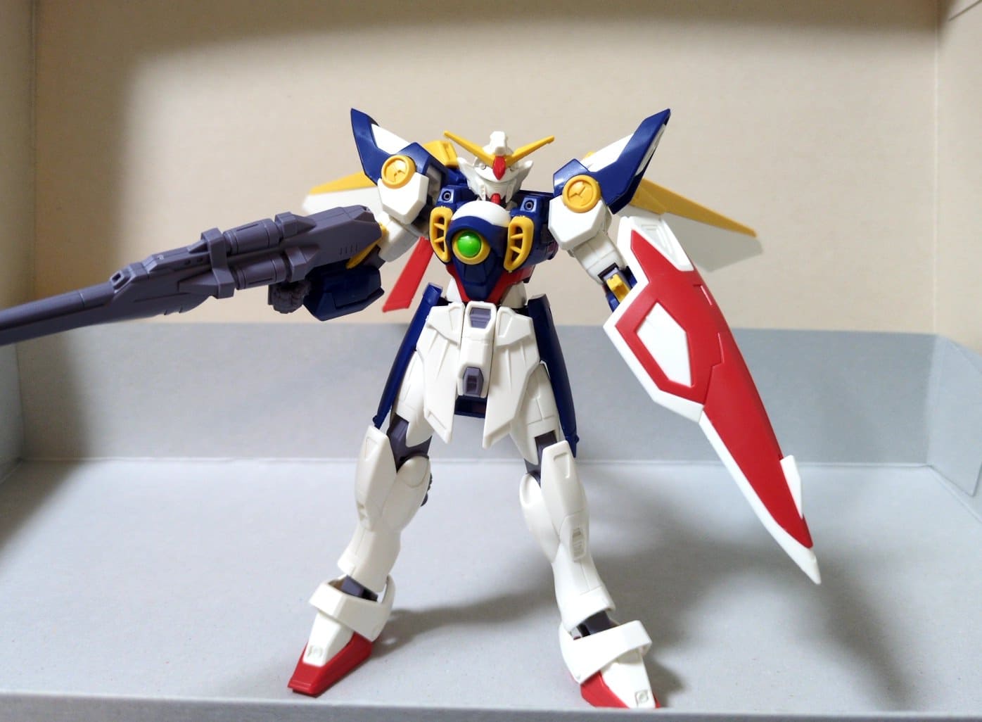 EG「1/144 ウイングガンダム」組み立てる　ポーズ