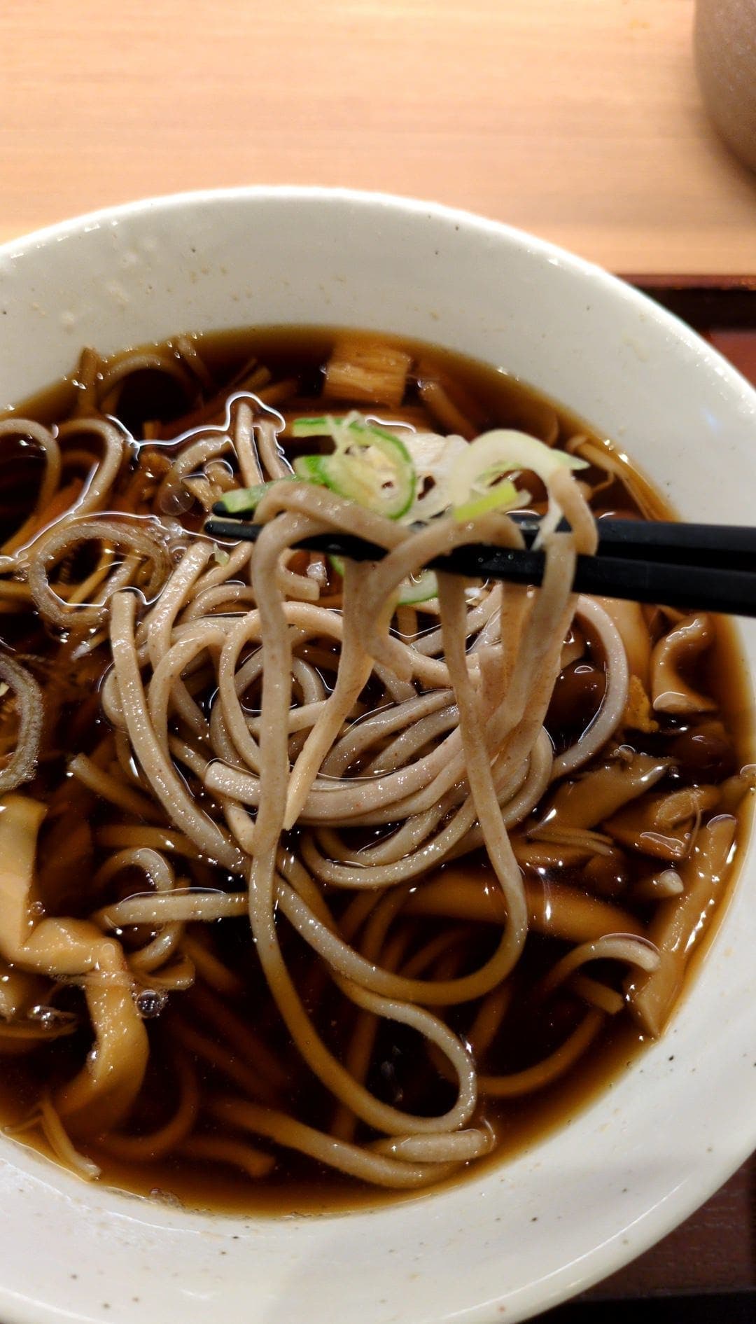 十割そば さがたに　きのこあんかけそば　食べる１