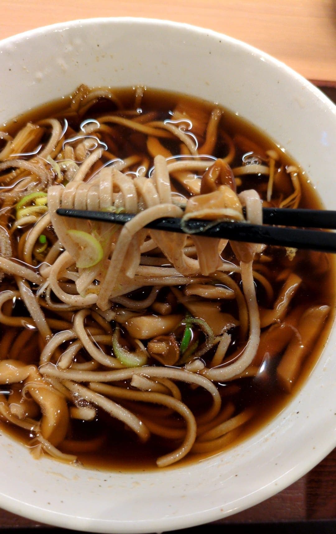 十割そば さがたに　きのこあんかけそば　食べる２