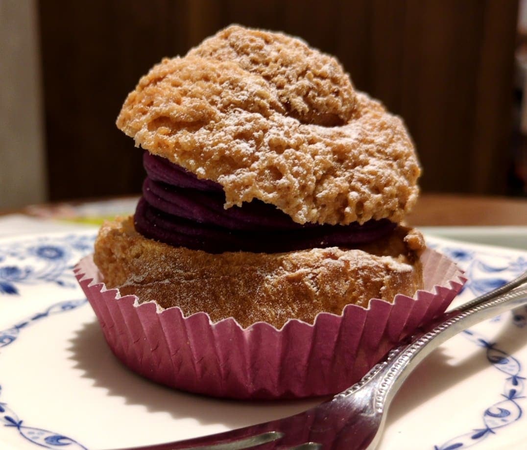 ドトール　沖縄県産紅芋のシューモンブラン 食べる２