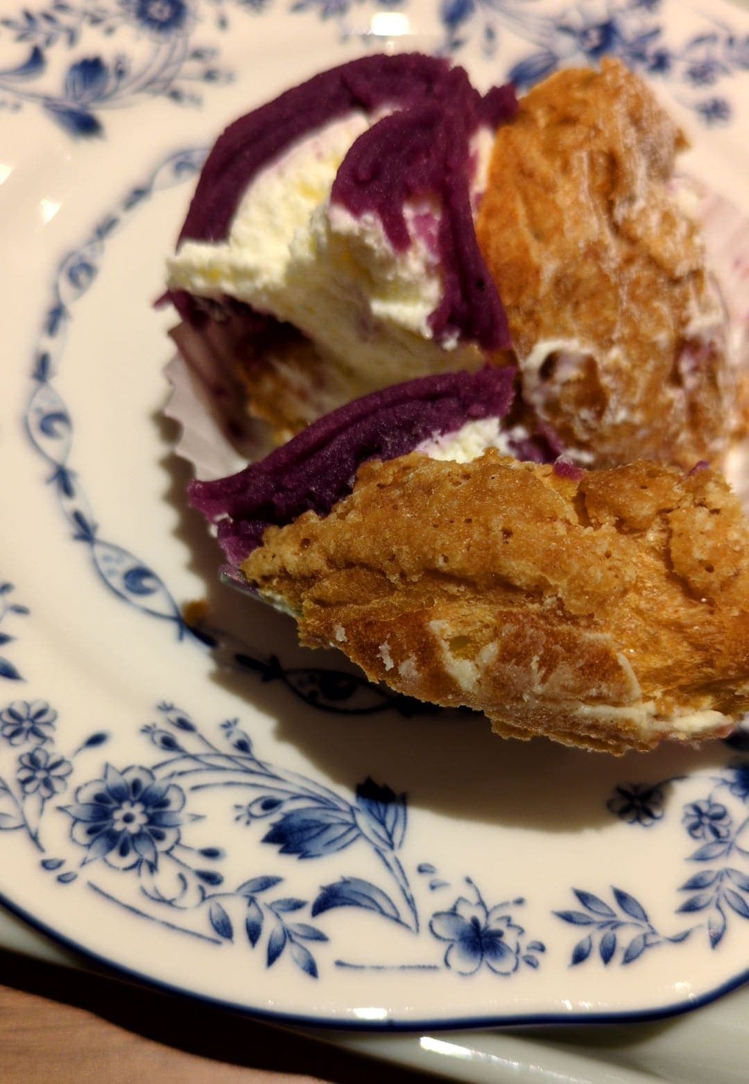 ドトール　沖縄県産紅芋のシューモンブラン　食べる６