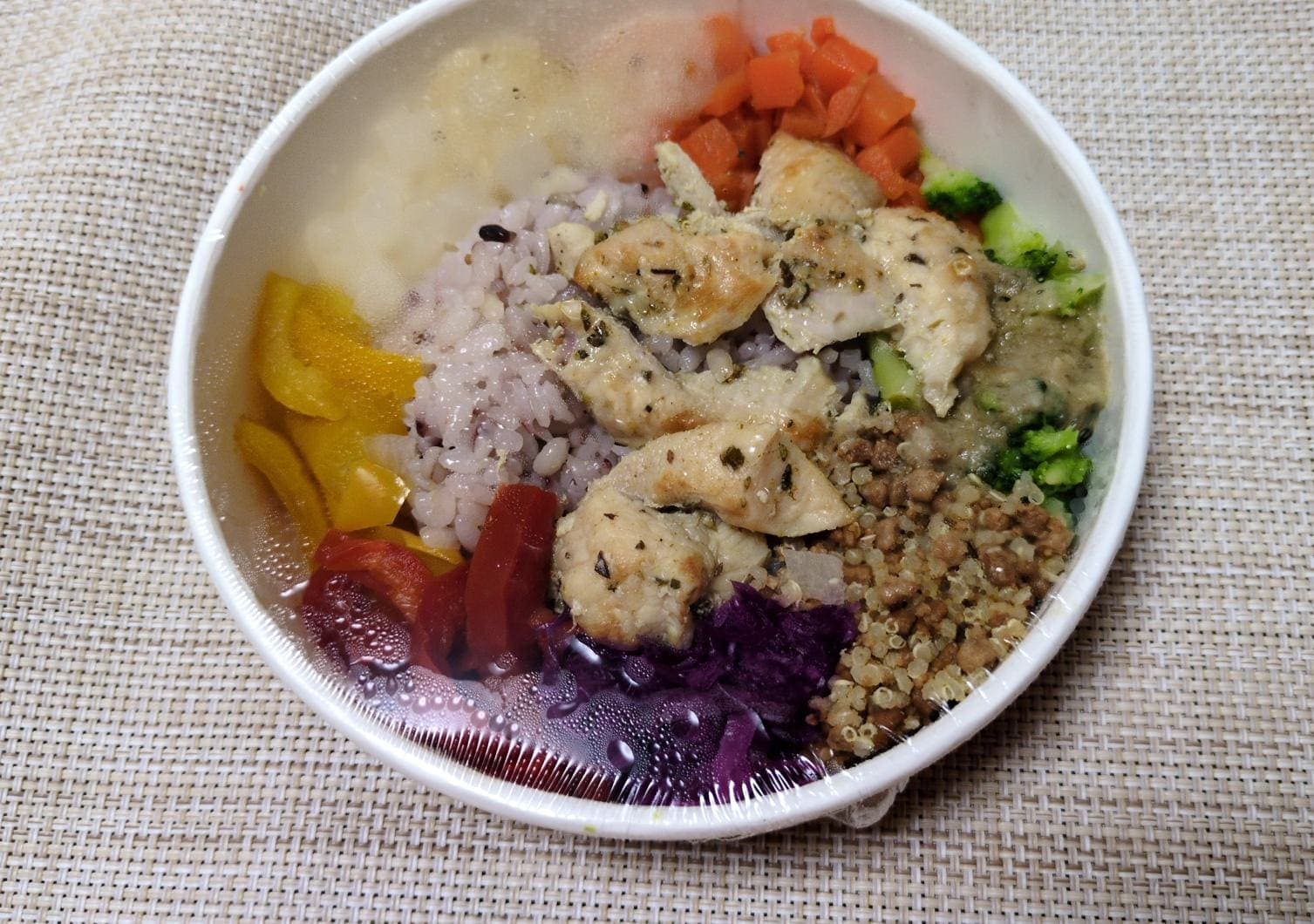 無印良品の冷凍プレート「1/3日分の野菜を使った雑穀ごはん」温め終わり