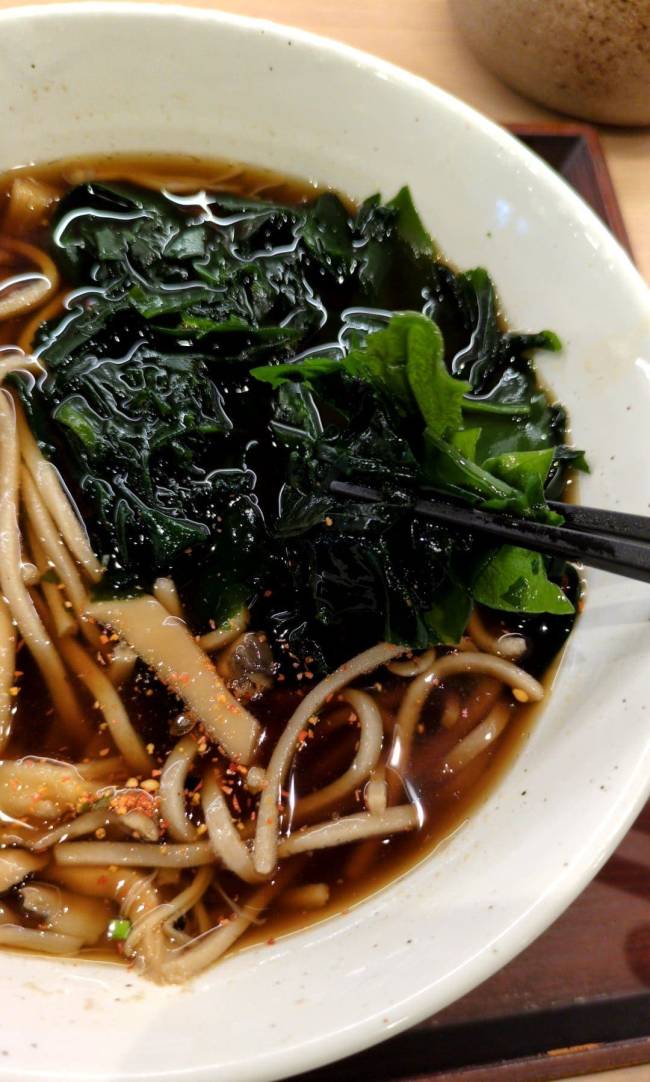 十割そば さがたに　きのこあんかけそば　ワカメと