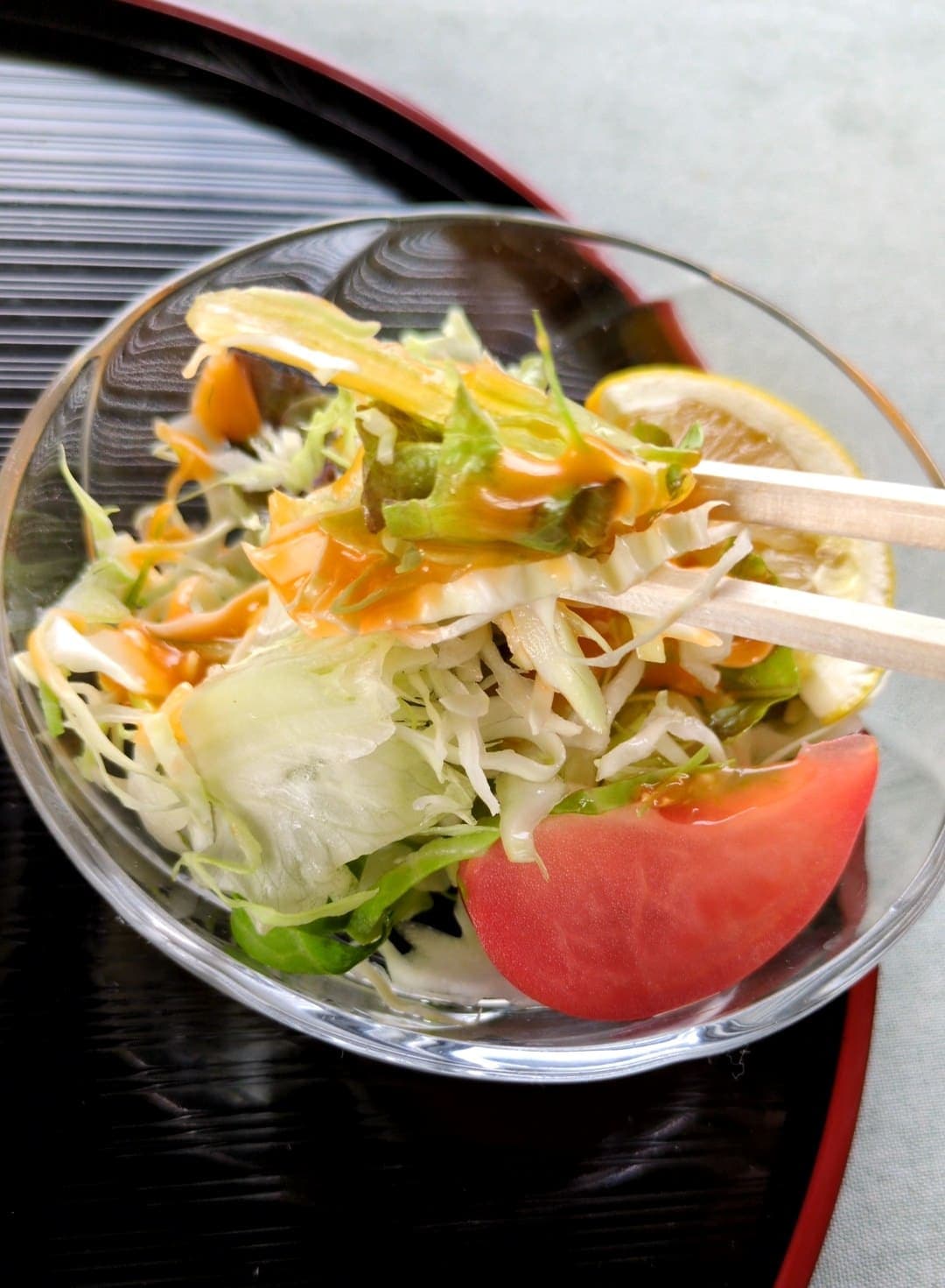 箱根 湖尻茶屋 カツカレー食べる サラダと