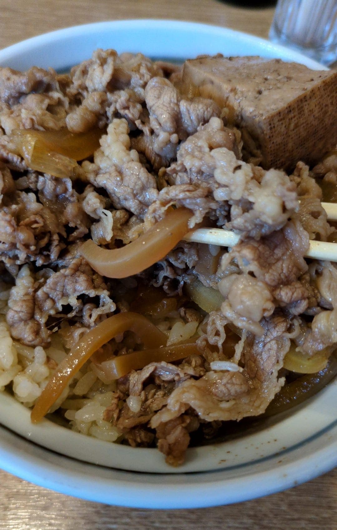 牛めし なんどき屋 大盛牛めし食べる