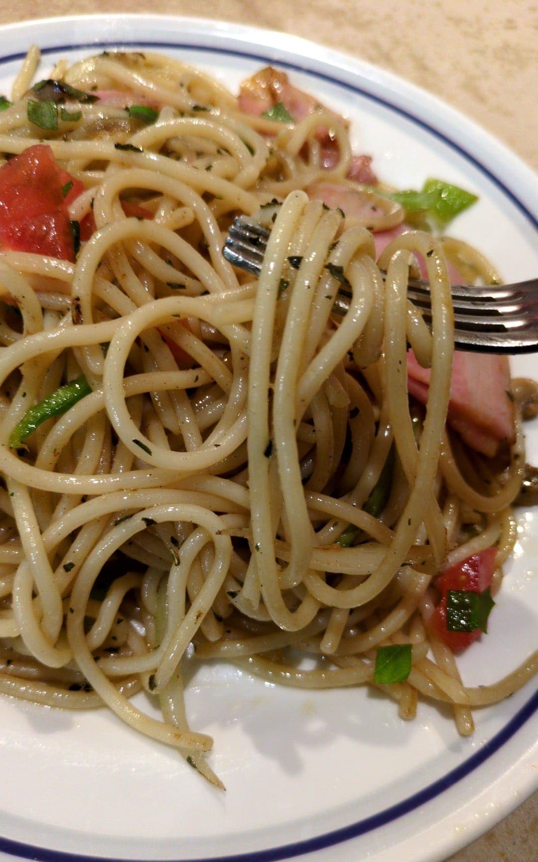 関谷スパゲティEXPRESS 醤油バジリコ 食べる2