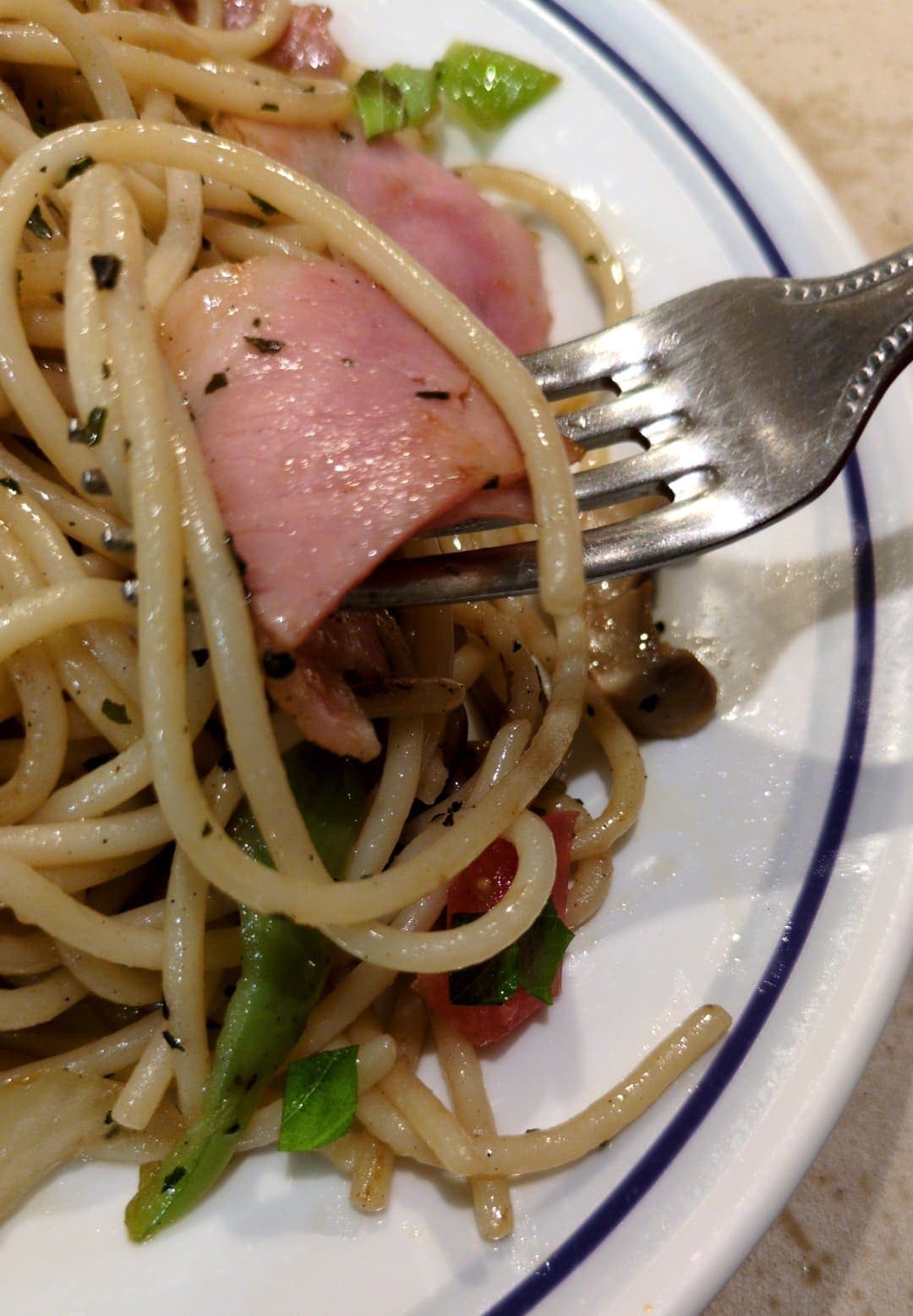 関谷スパゲティEXPRESS 醤油バジリコ 食べる3