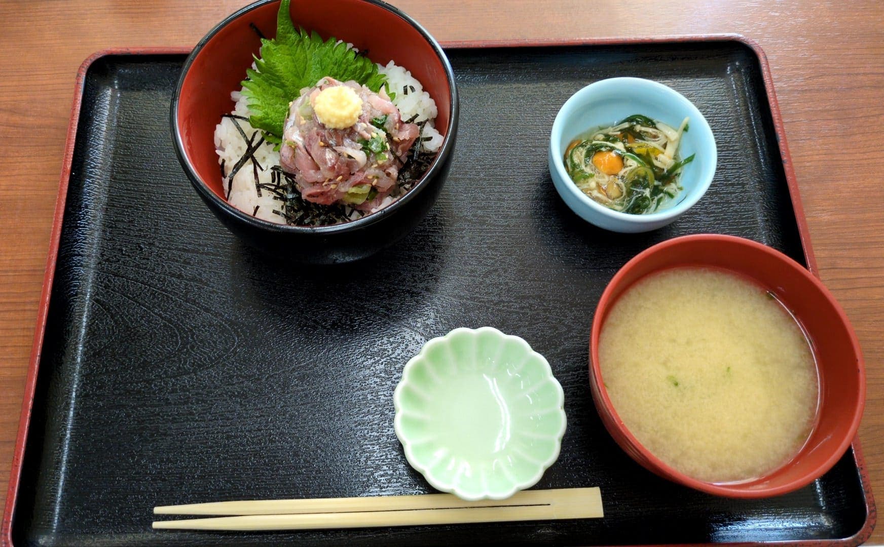 市場の食堂 金目亭で朝定食「鯵のたたき丼」 注文
