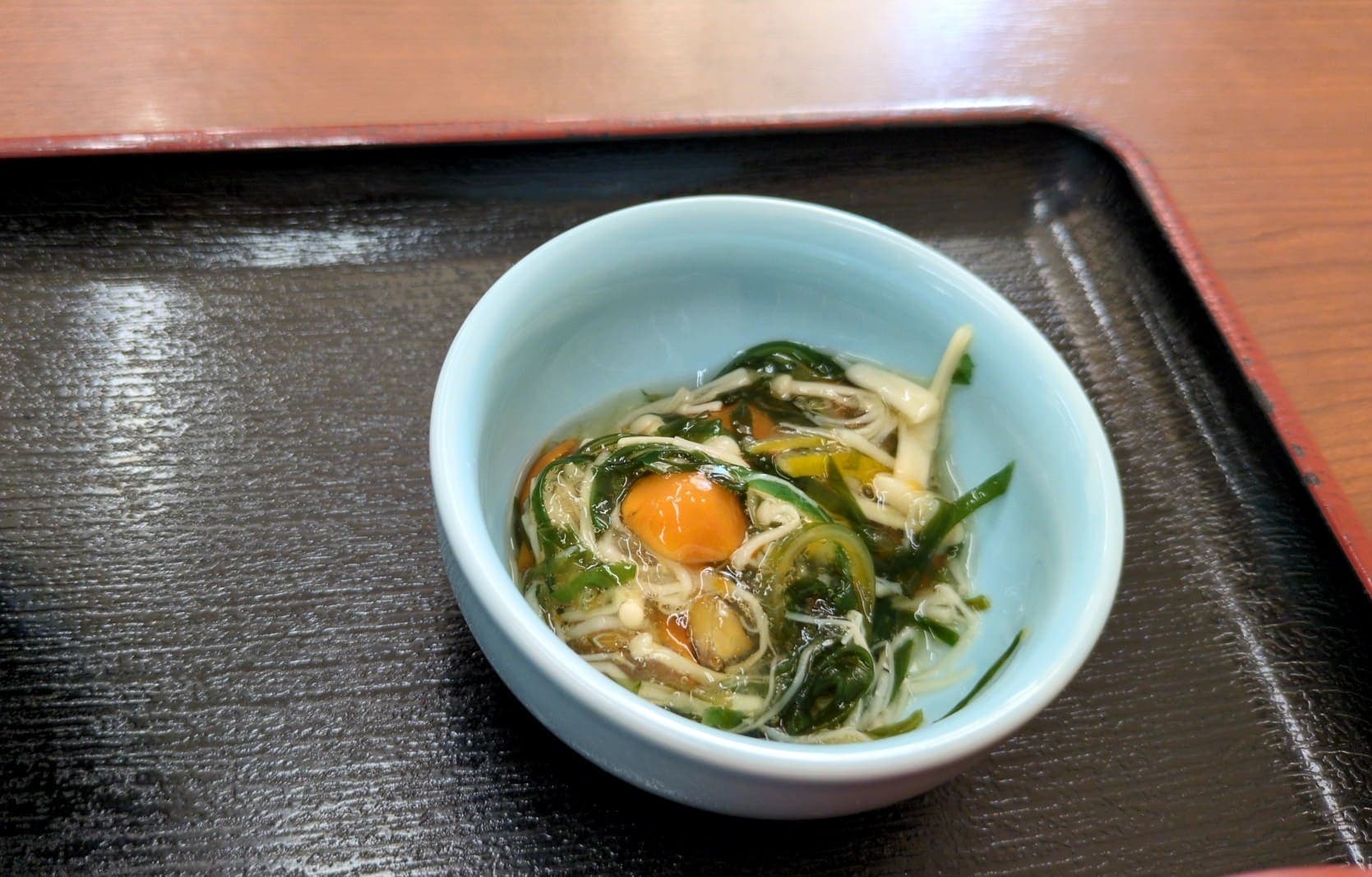 市場の食堂 金目亭で朝定食「鯵のたたき丼」 小鉢のきのこ