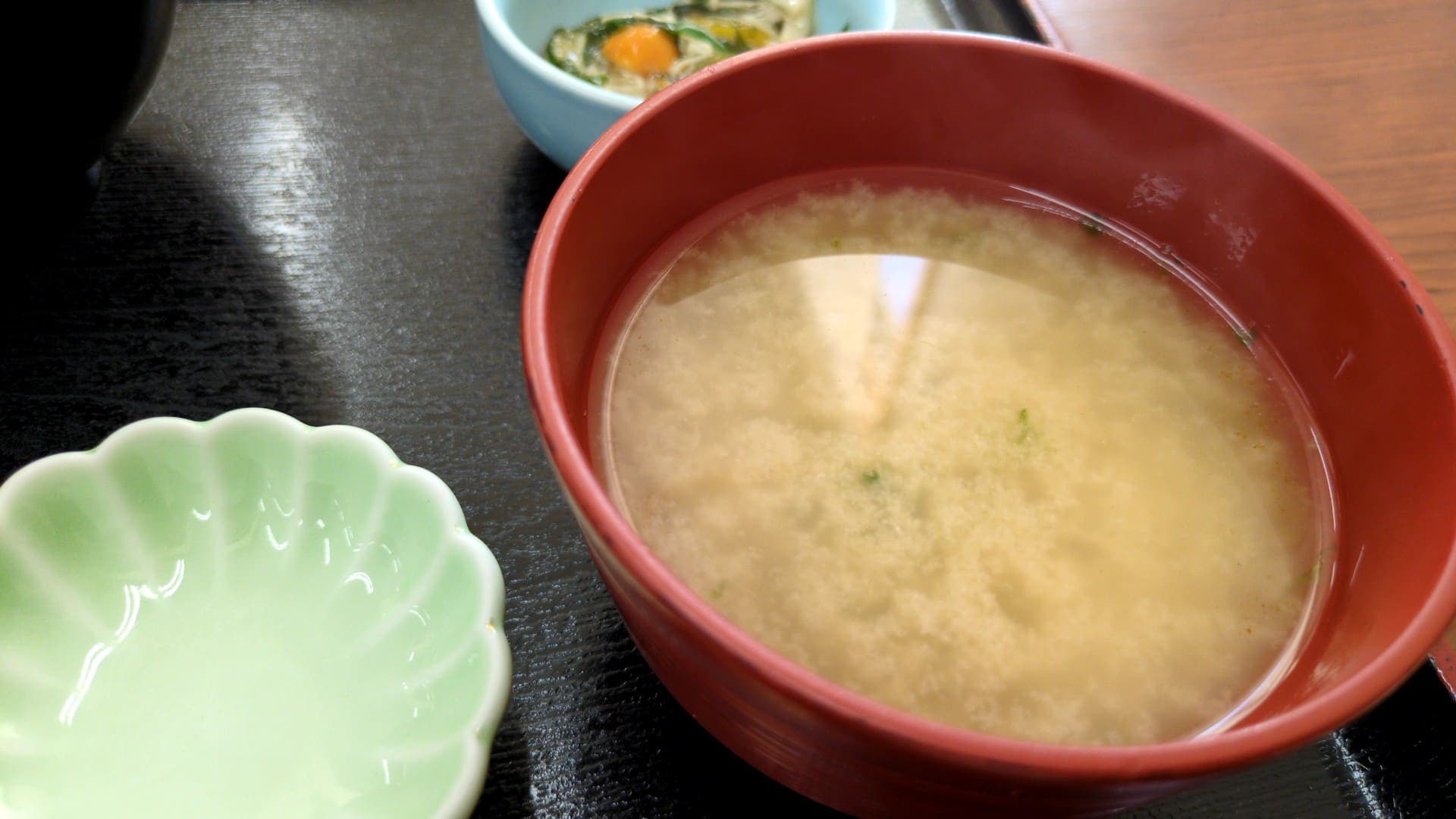 市場の食堂 金目亭で朝定食「鯵のたたき丼」 味噌汁