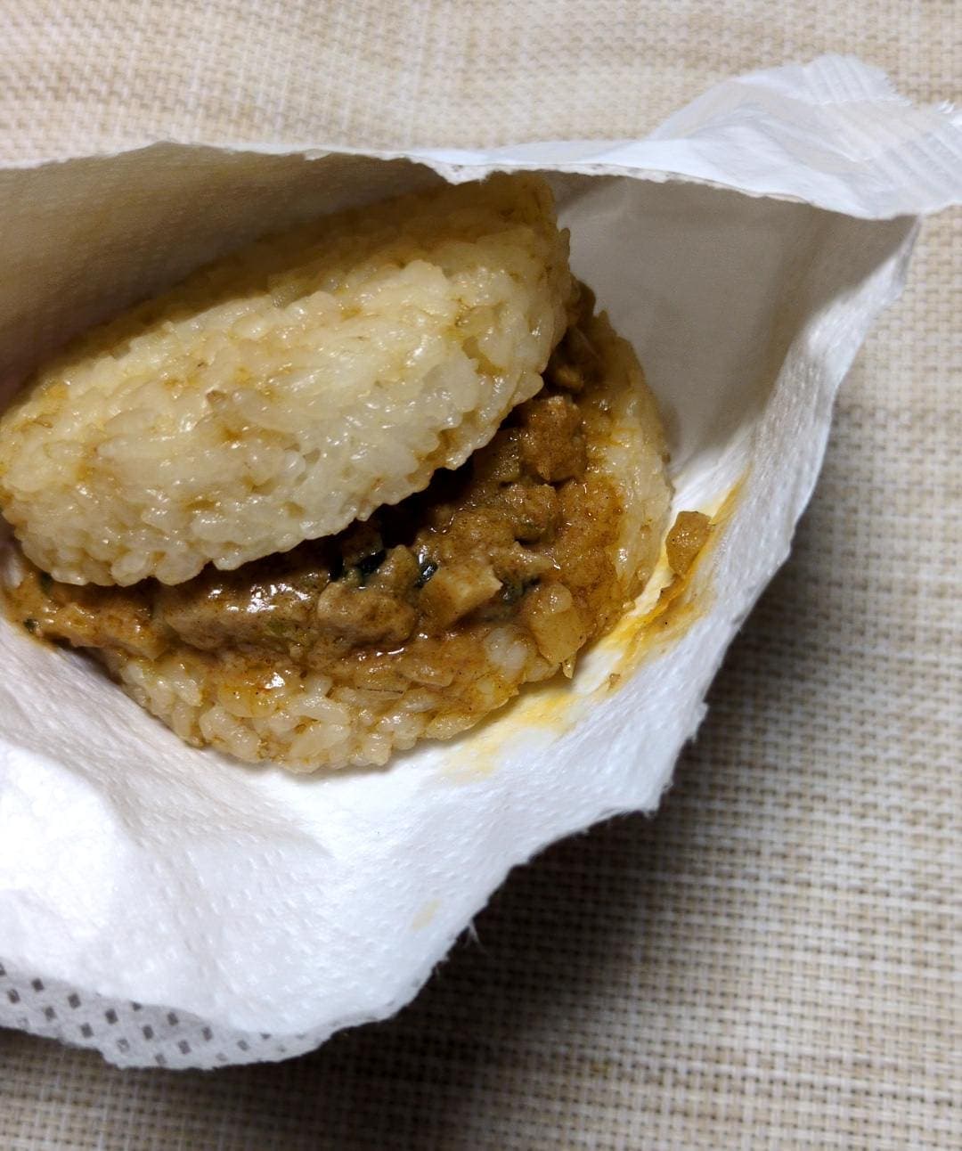 無印良品　ライスバーガー 胡麻坦々　食べる１