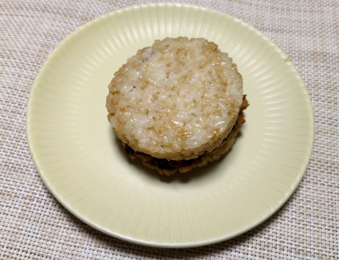 無印良品　ライスバーガー 胡麻坦々 食べる２