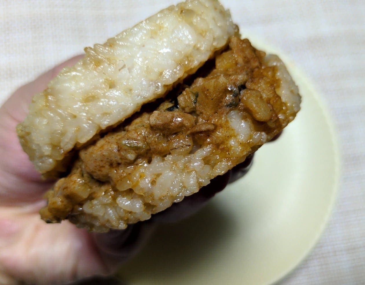 無印良品　ライスバーガー 胡麻坦々　食べる５