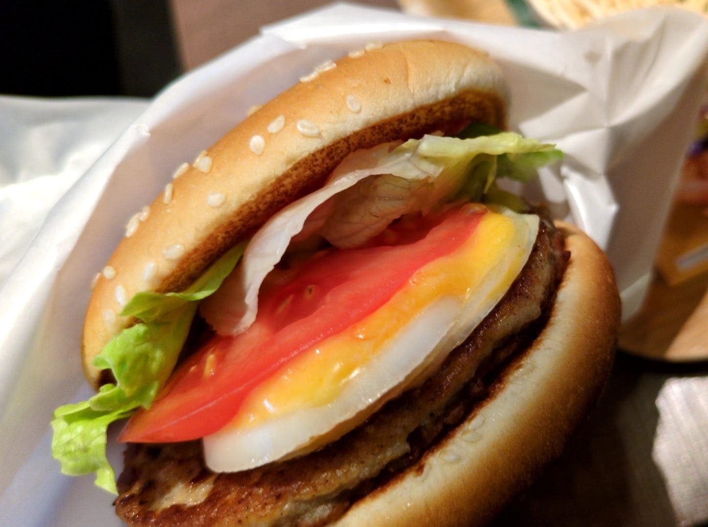 フレッシュネスバーガー　店舗限定ランチセット　チーズバーガー食べる１