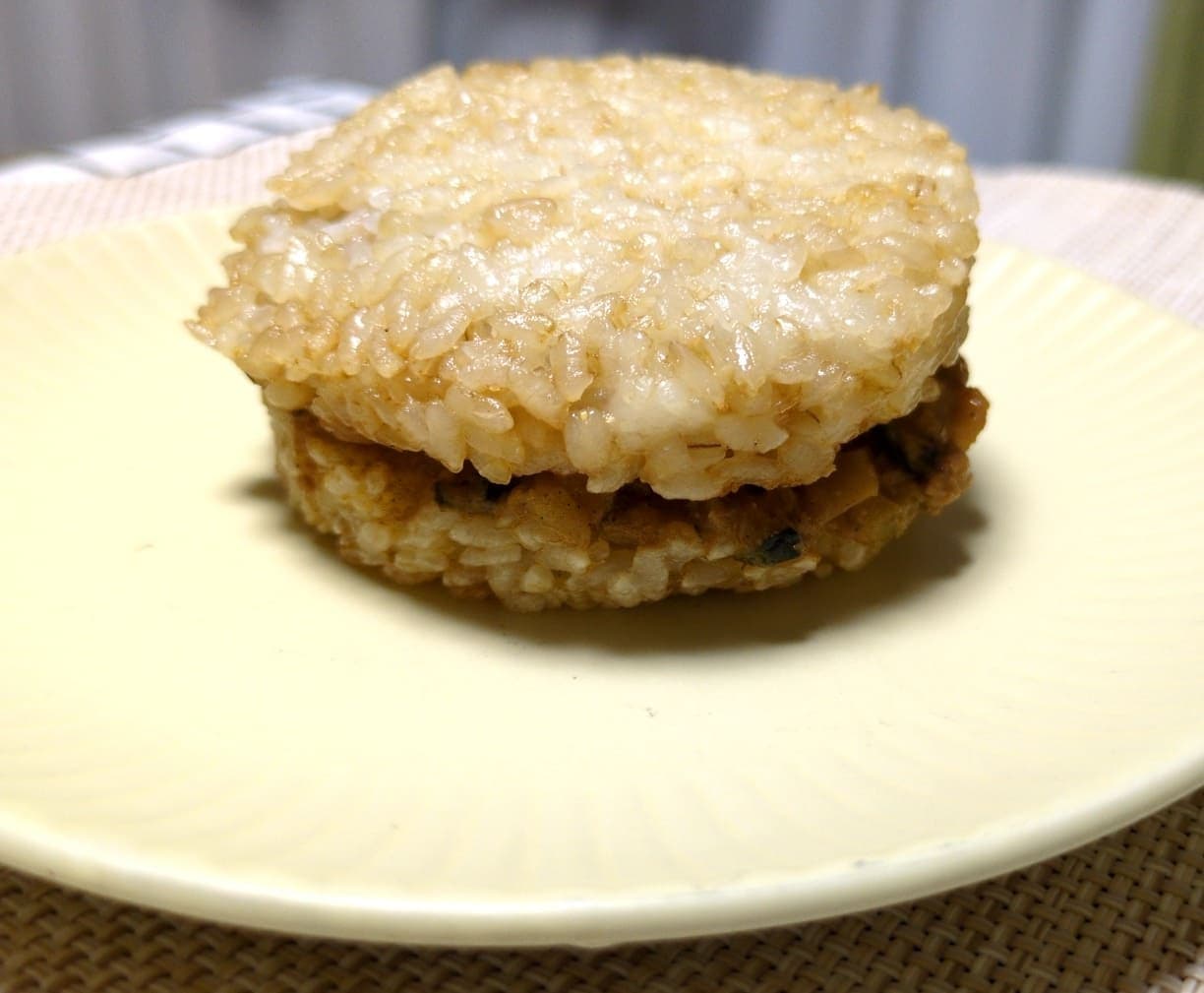 無印良品　ライスバーガー 胡麻坦々　食べる３