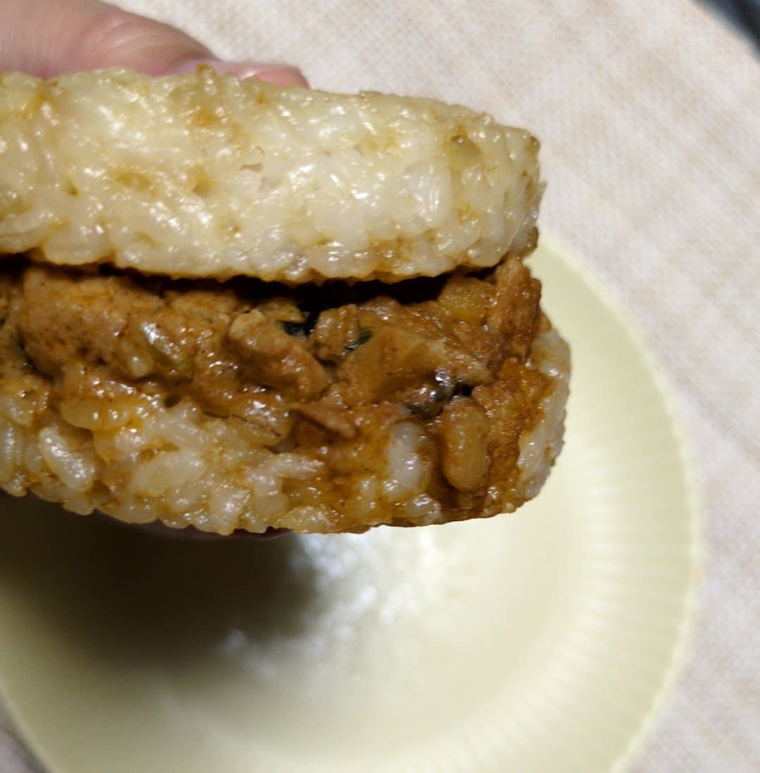 無印良品　ライスバーガー 胡麻坦々　食べる４