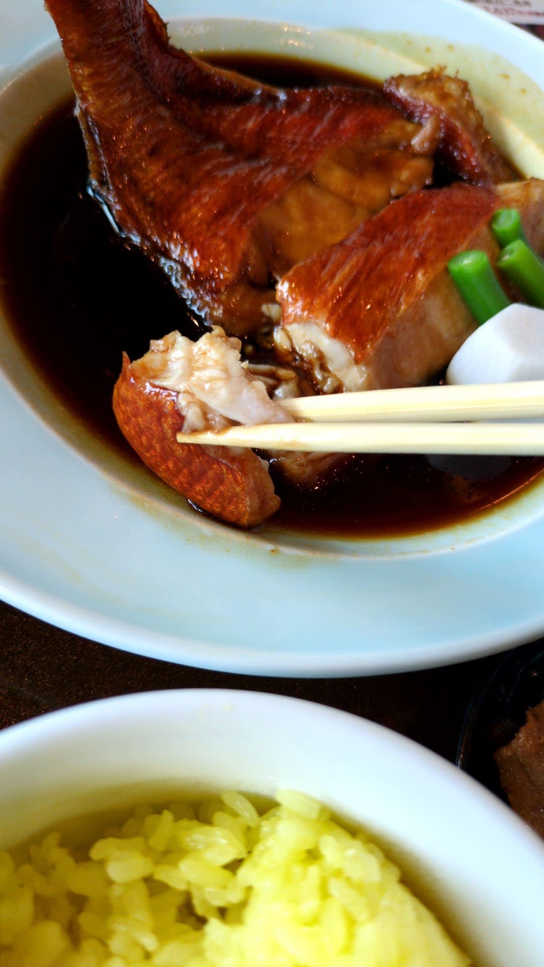 綱元料理徳造丸 金目鯛煮魚大量膳　煮魚食べる