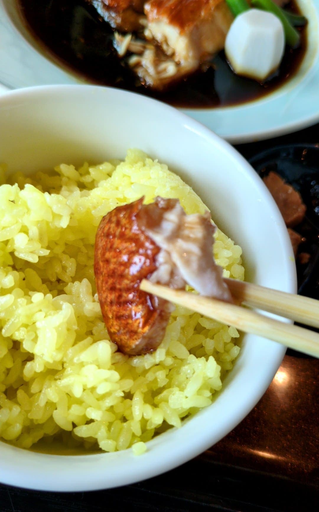 綱元料理徳造丸 金目鯛煮魚大量膳　煮魚食べる２