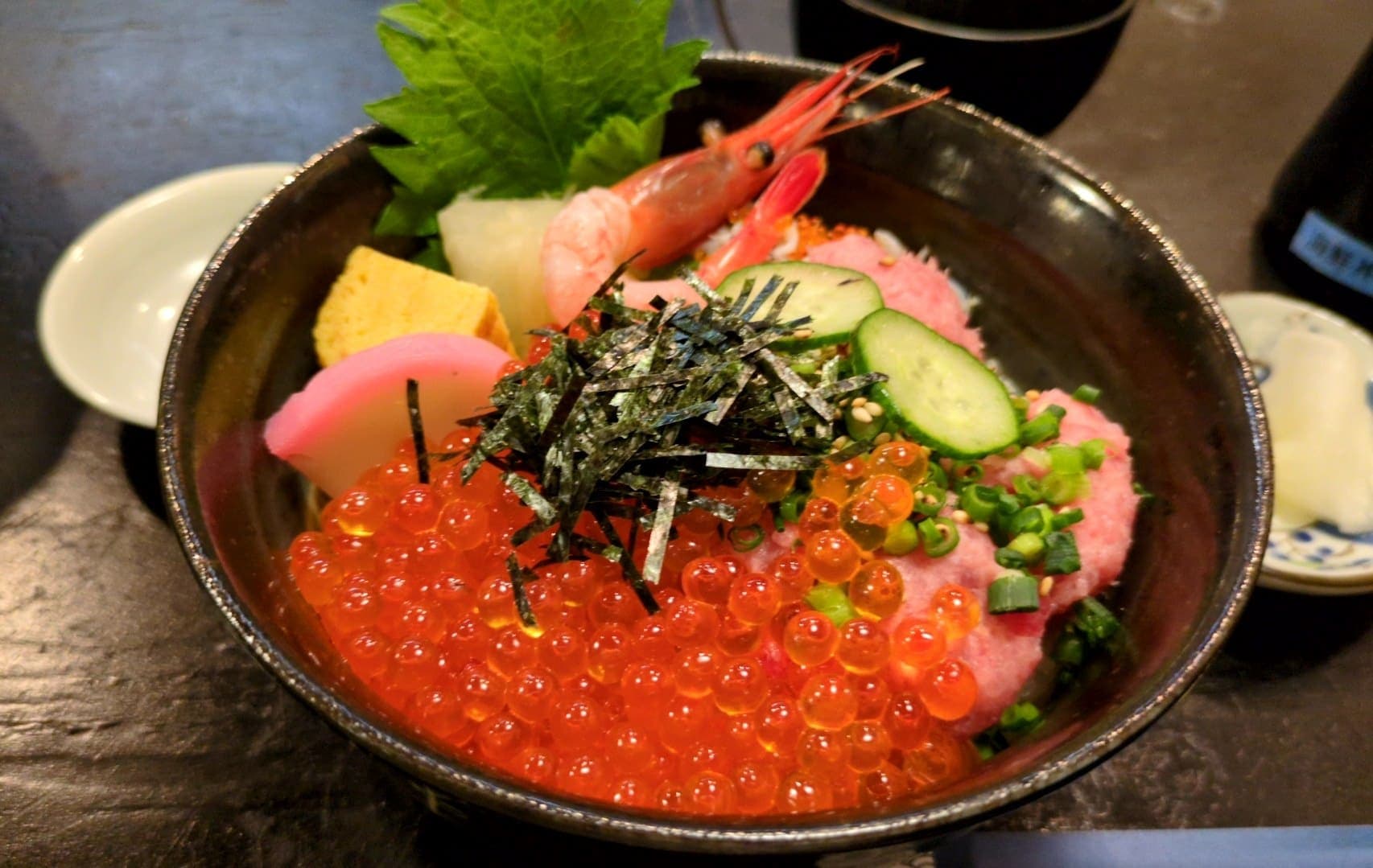 大田市場　かんだ福寿　ねぎとろといくら丼　食べる１