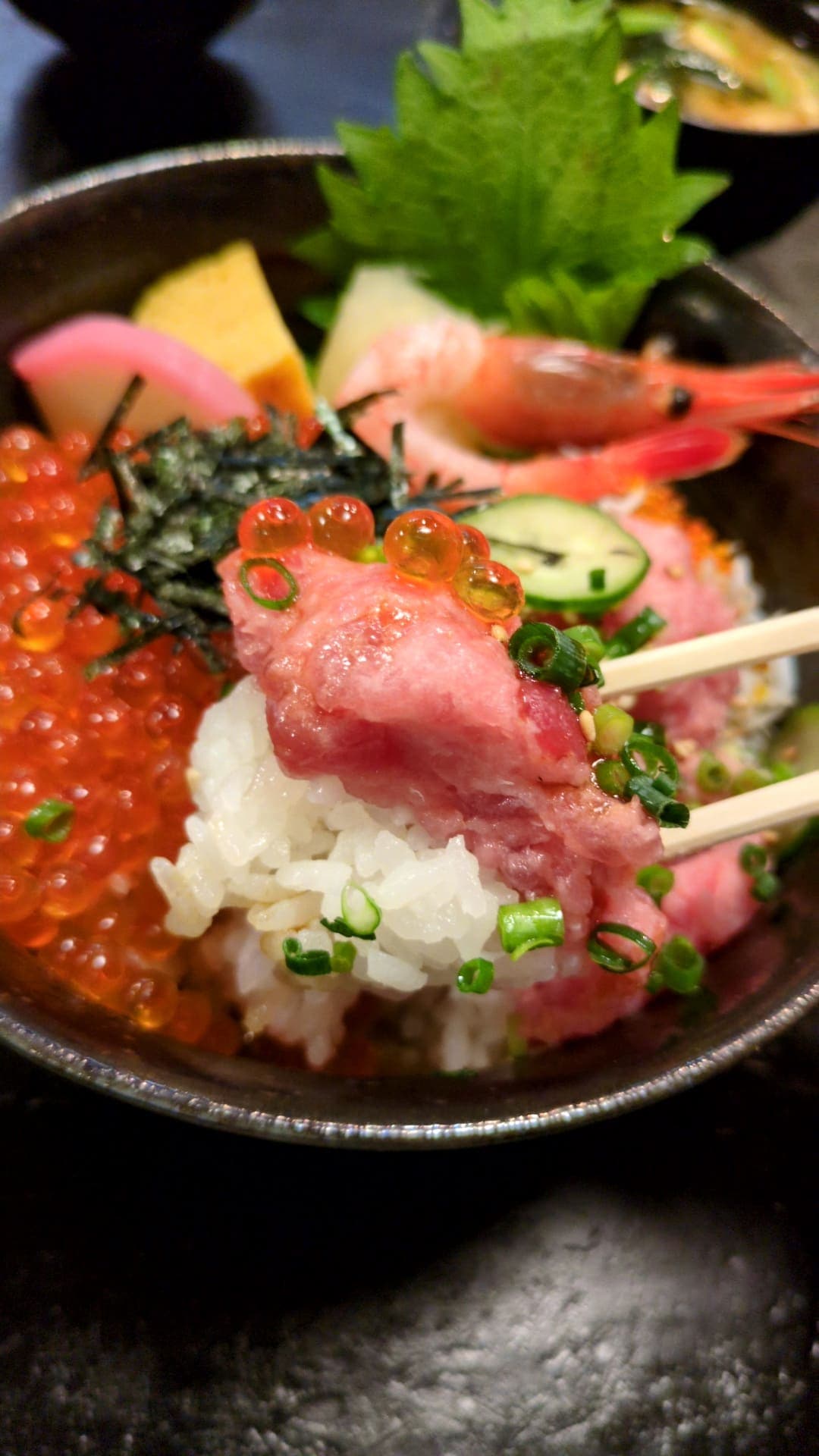 大田市場　かんだ福寿　ねぎとろといくら丼　食べる２