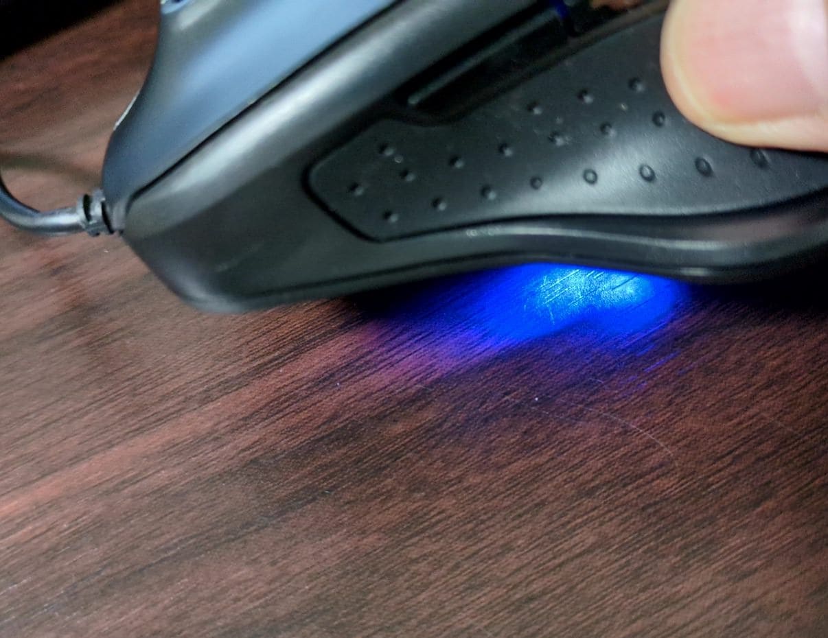 BUFFALOの有線マウス「BSMBU308」　光学センサー