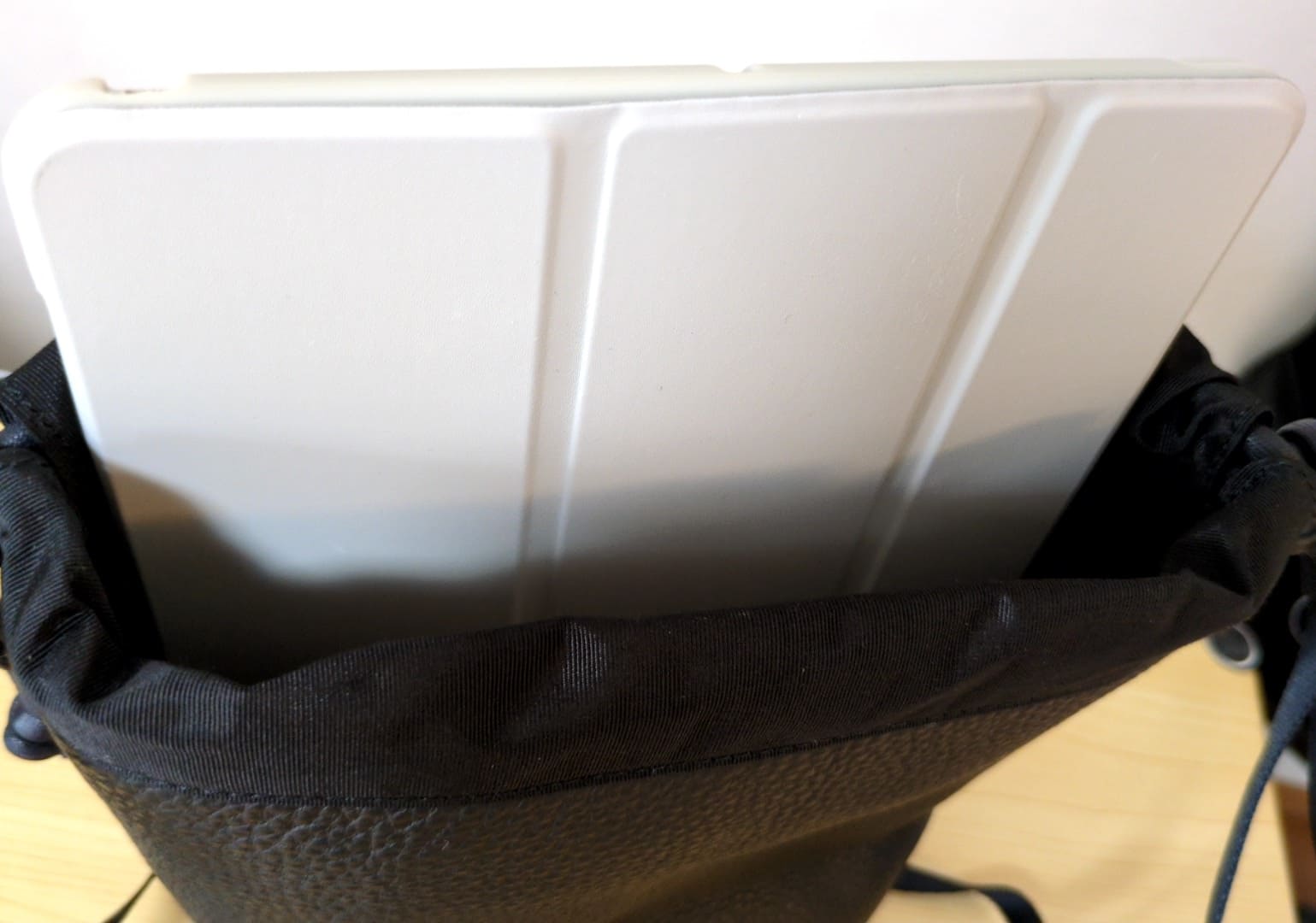 BEAUTY&YOUTHのスタンダード レザー パース　入れる