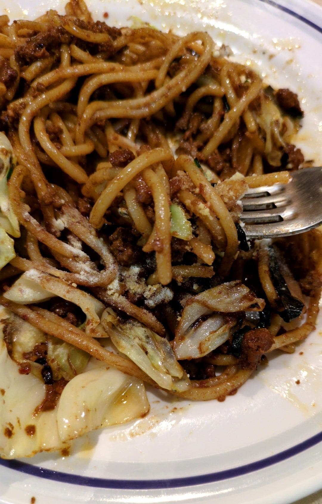 関谷スパゲティ　みそミート　食べる　粉チーズ