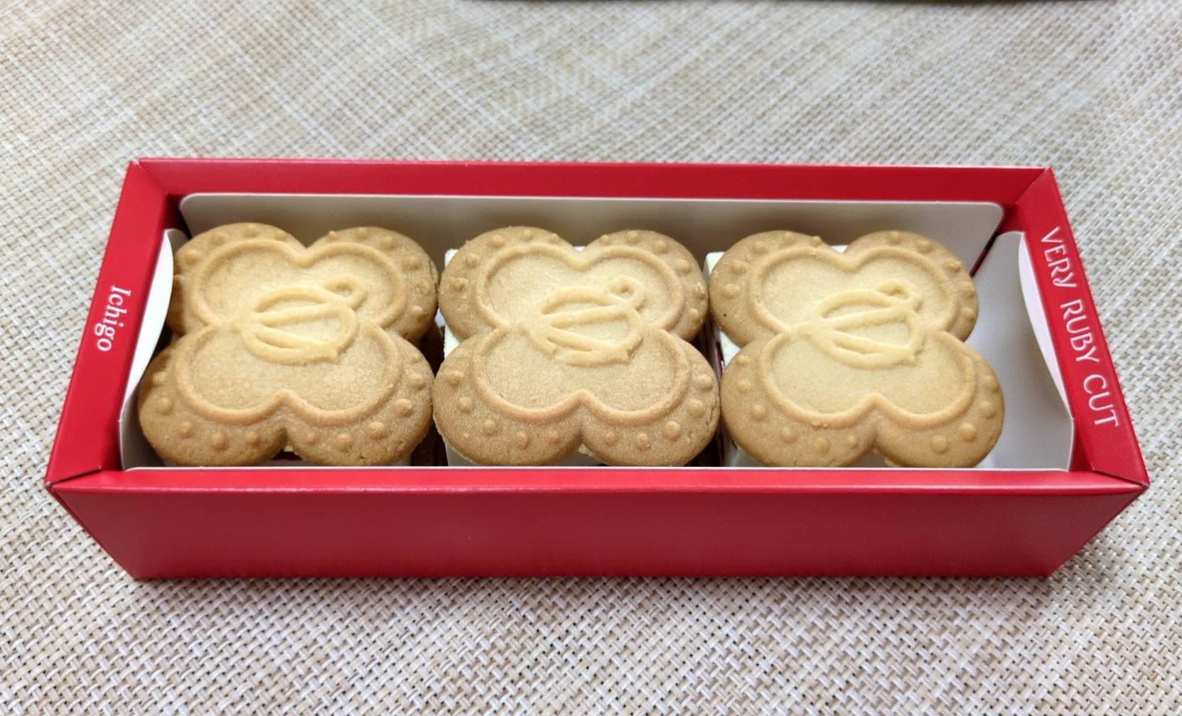 ベリールビーカット　いちごバターサンド　開ける