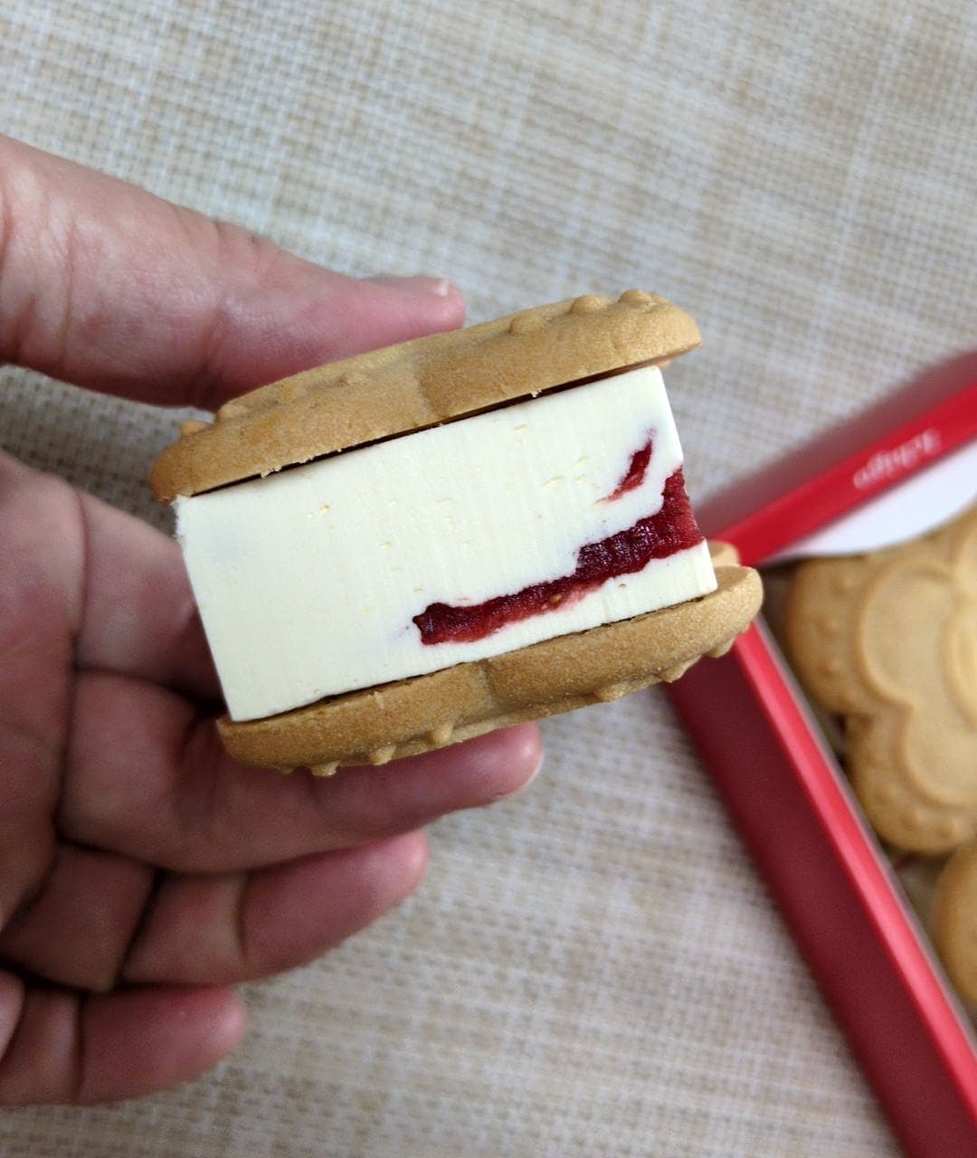 ベリールビーカット　いちごバターサンド　横から