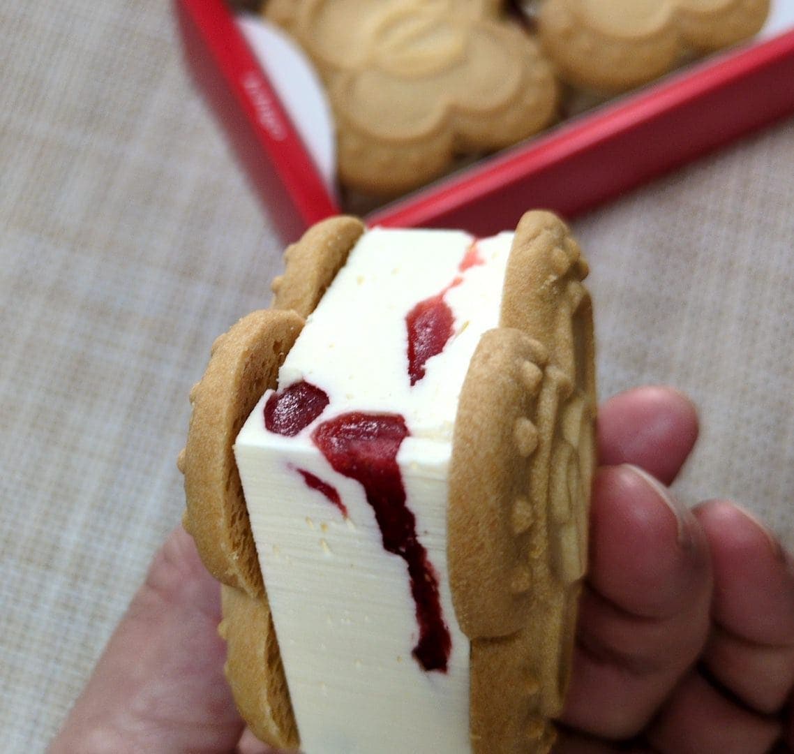 ベリールビーカット　いちごバターサンド　食べる１