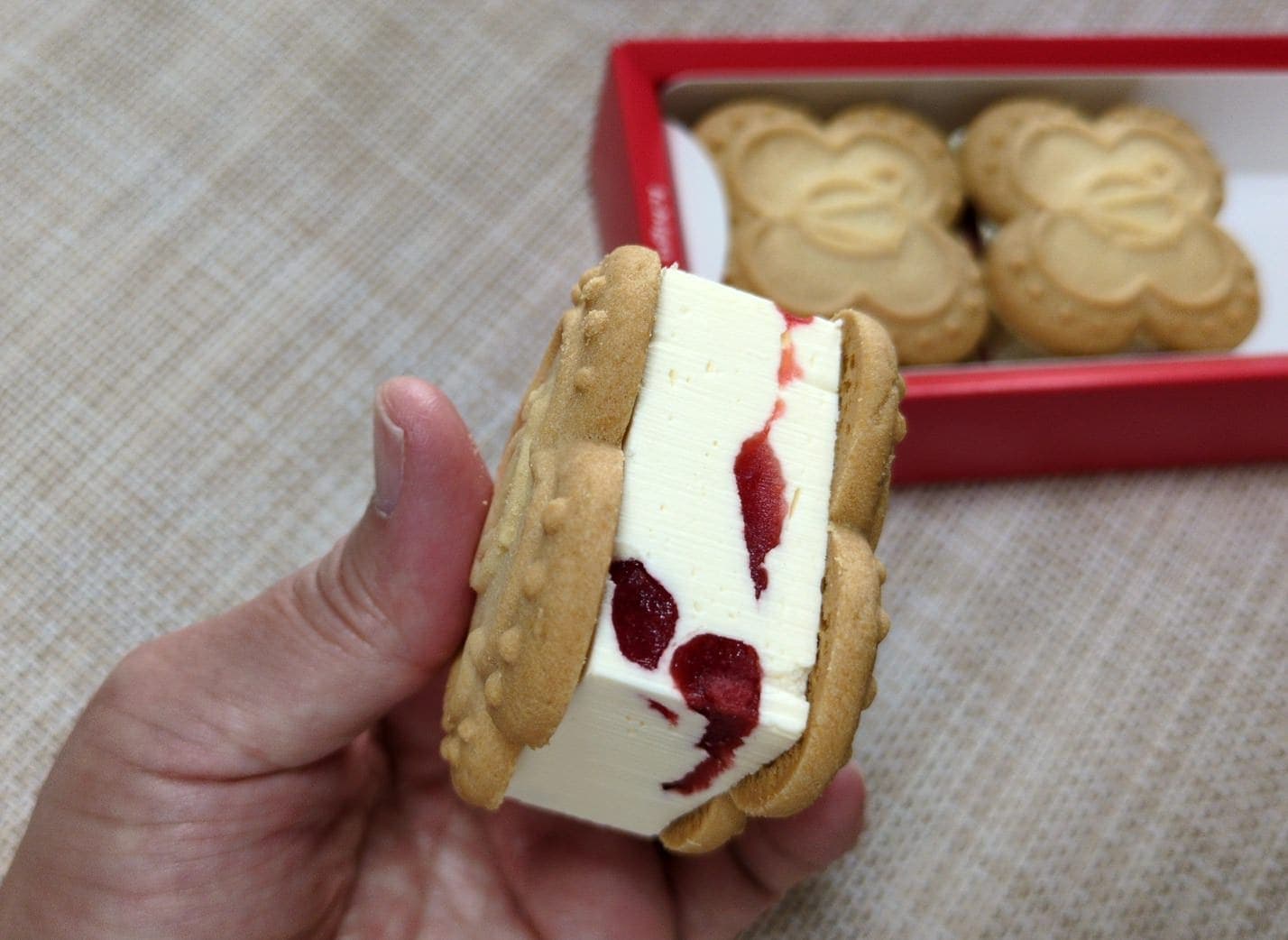 ベリールビーカット　いちごバターサンド　食べる２